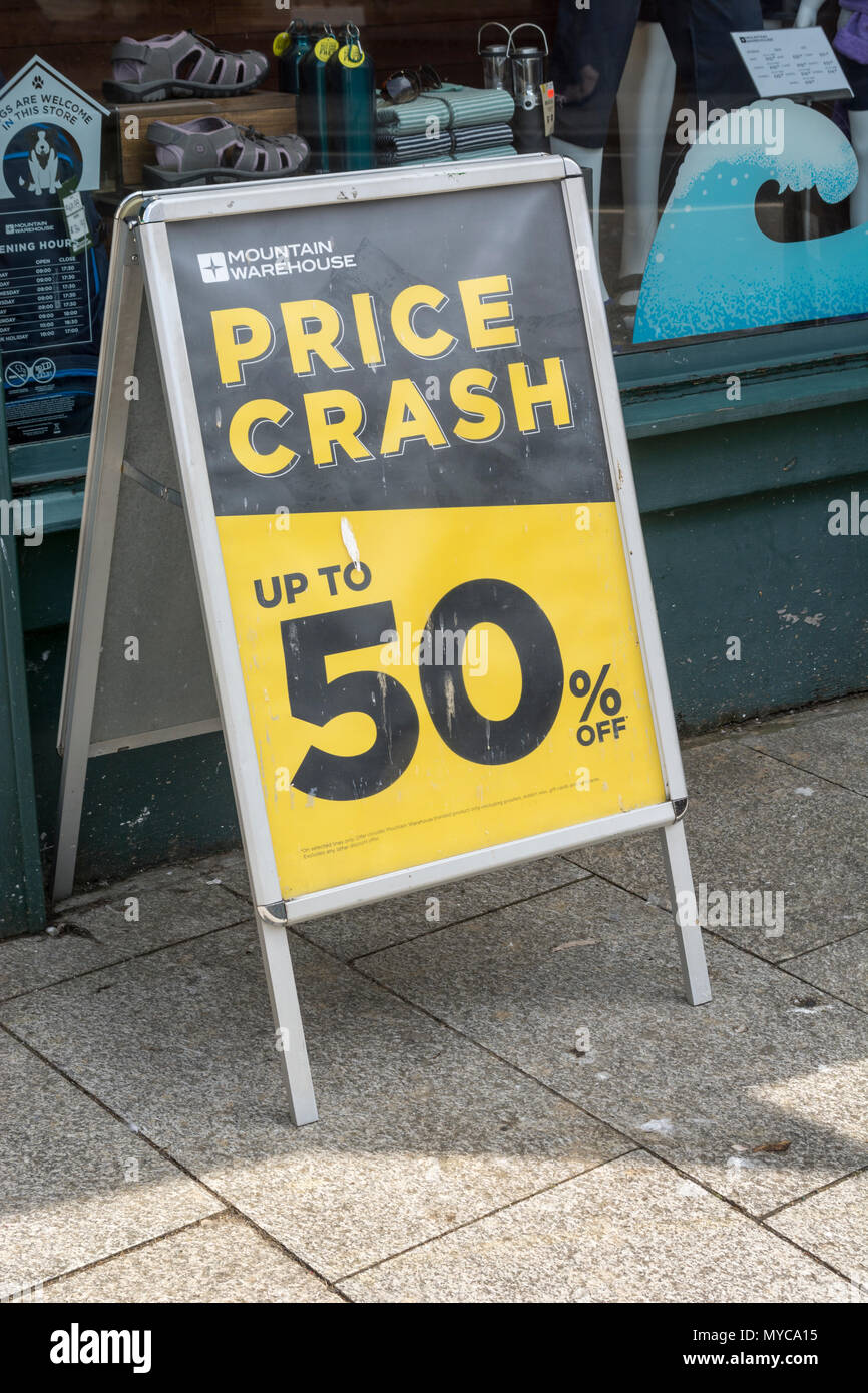 Preissenkung shop Poster - Metapher für kämpfen, Einzelhändler und Tod der High Street, hohe Straße quetschen. Stockfoto