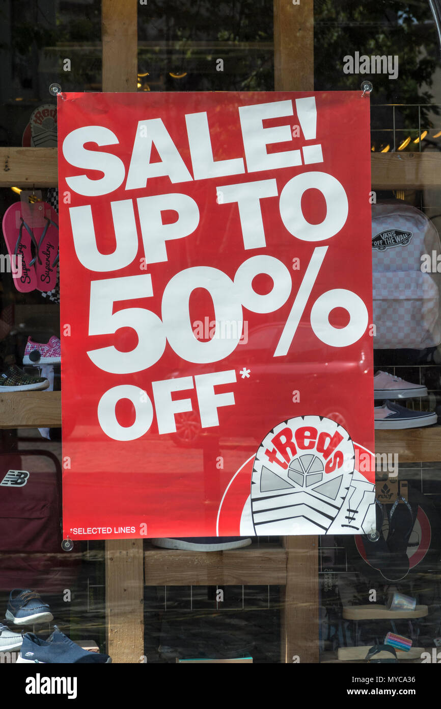 Preissenkung shop Poster - Metapher für kämpfen, Einzelhändler und Tod der High Street, High Street squeeze, Einzelhandel zusammendrücken. Stockfoto