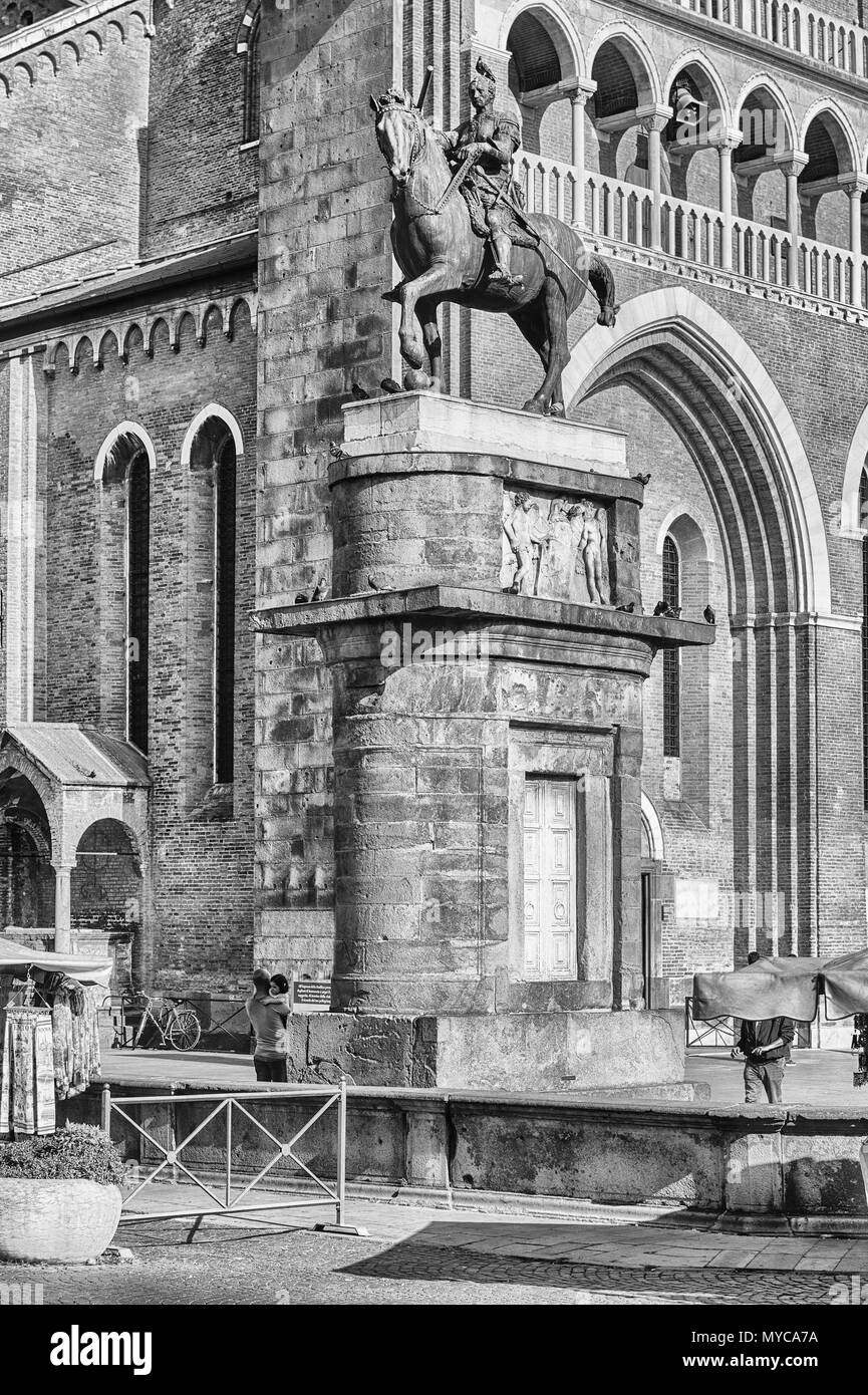 PADUA, ITALIEN - 28. April: Reiterstandbild von Erasmo da Narni auch als Gattamelata, Skulptur von Donatello bekannt, in der Piazza del Santo, Padua, Italien, Ap Stockfoto