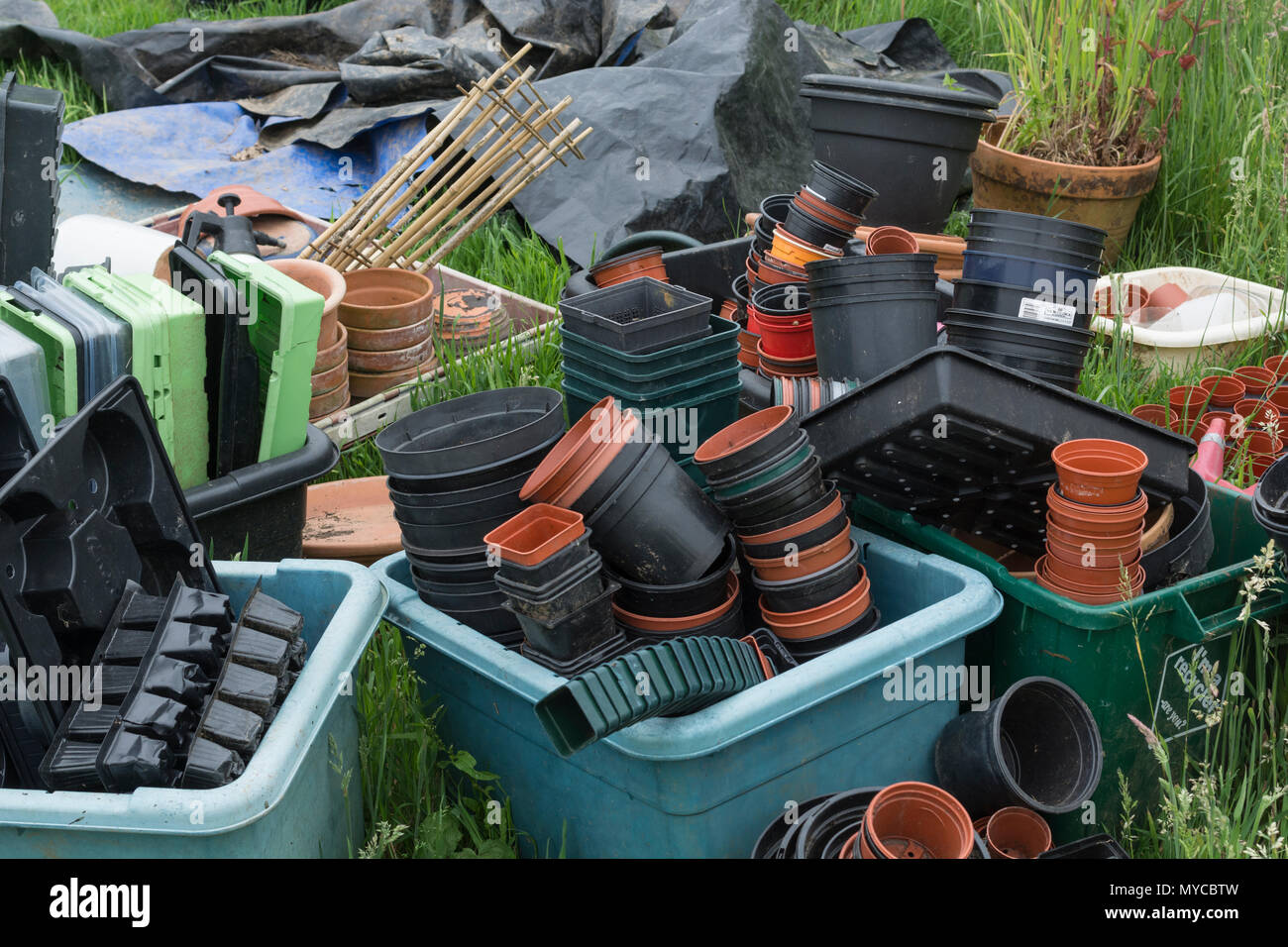 Masse der Blumentöpfe / Gartenarbeit Material - Metapher für die Gartenarbeit, Gartenhäuschen, Garten/Gartenbau Tipps. Stockfoto