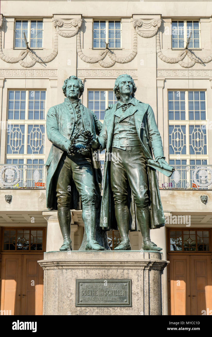 Goethe und Schiller Denkmal vor dem Nationaltheater in Weimar. Stockfoto