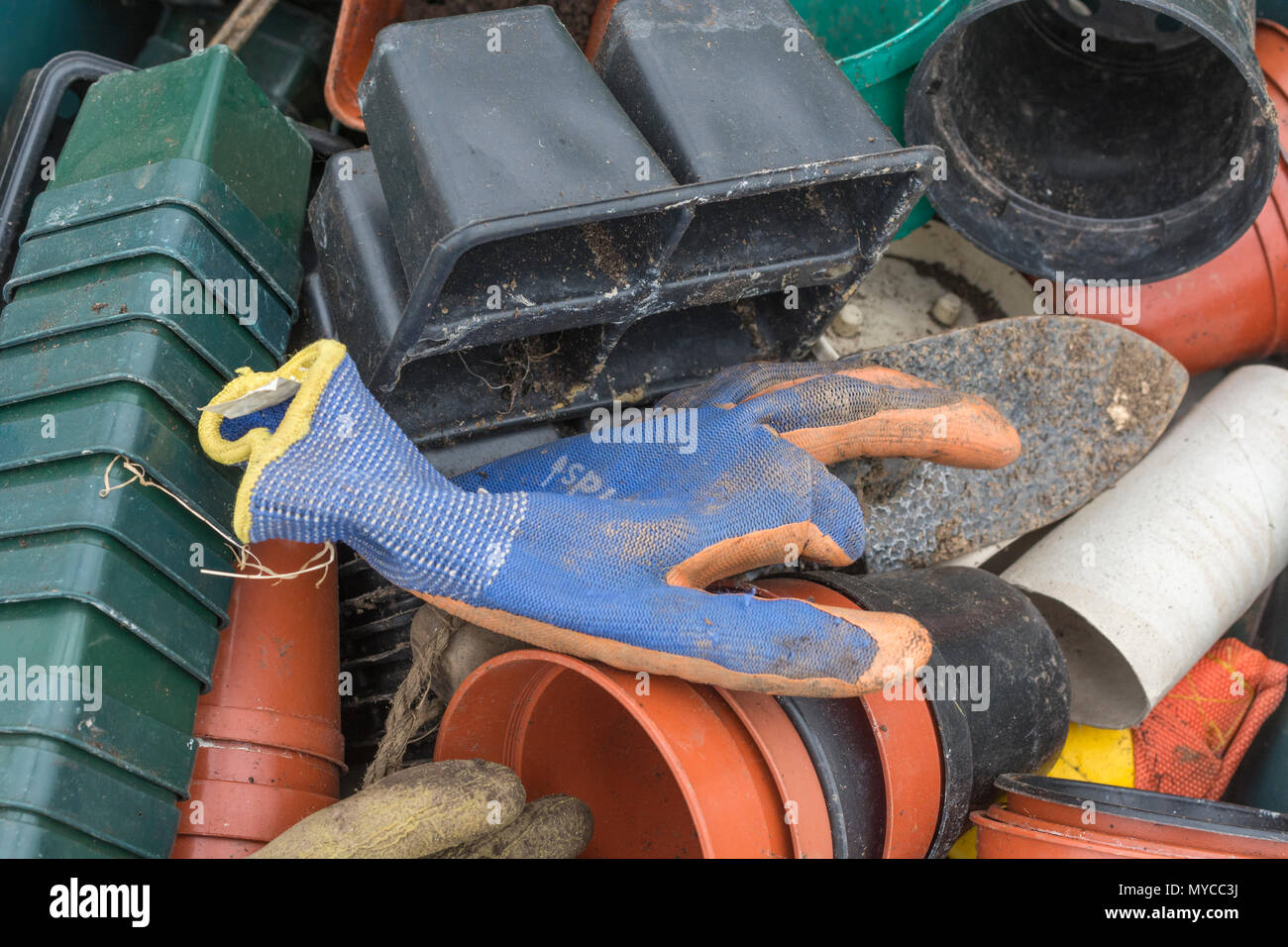 Masse der Blumentöpfe / Gartenarbeit Material - Metapher für die Gartenarbeit, Gartenhäuschen, Garten/Gartenbau Tipps. Stockfoto