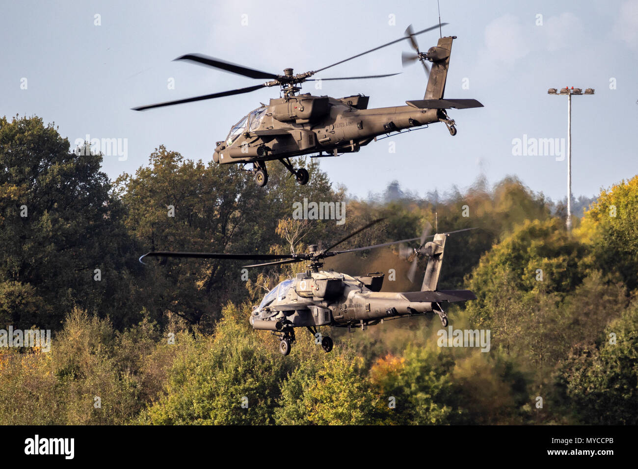 EINDHOVEN, Niederlande - 27.Oktober 2017: Zwei US-Armee Boeing AH-64D Apache Kampfhubschrauber verlassen Eindhoven Airbase. Stockfoto