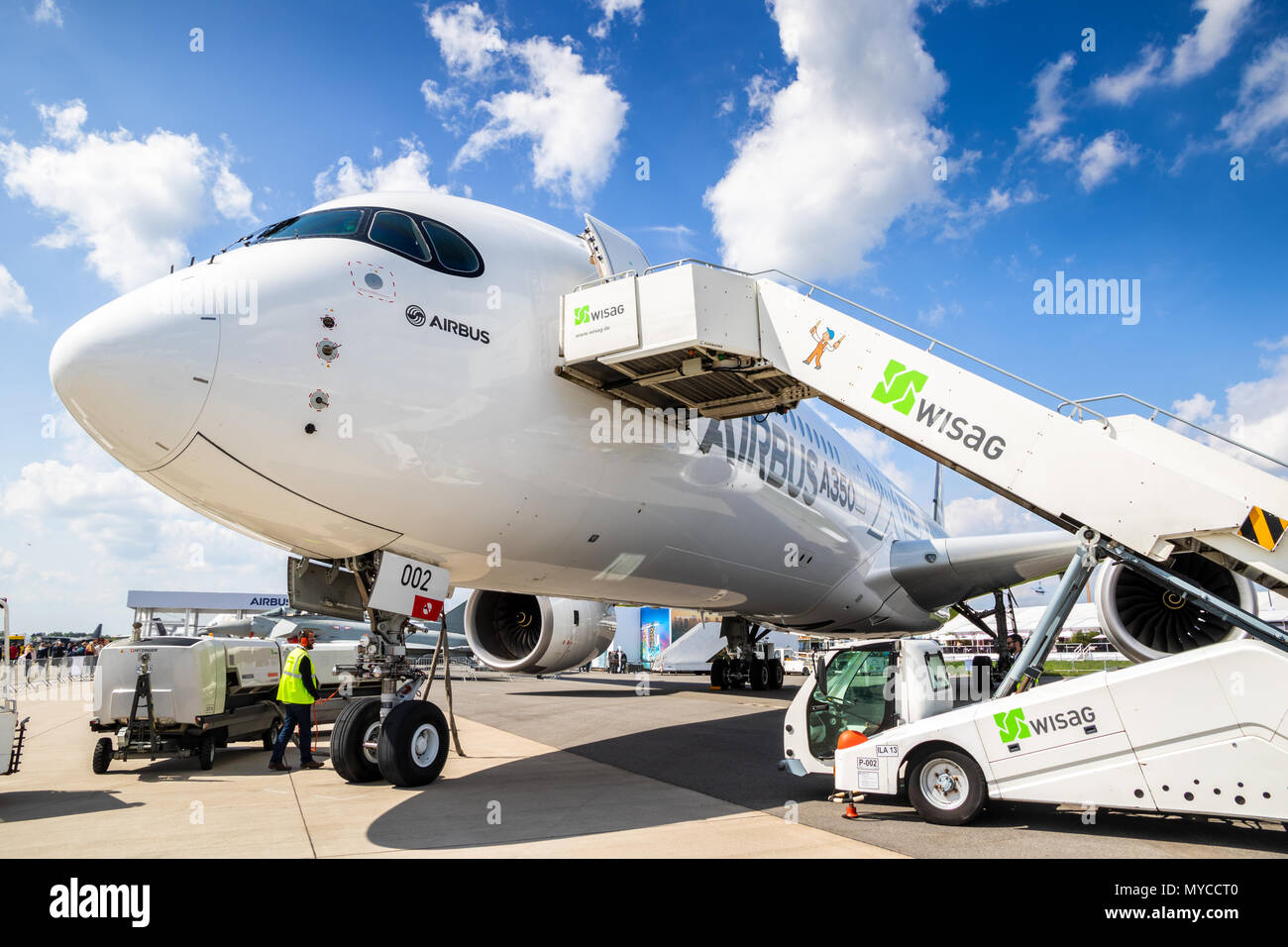 BERLIN, DEUTSCHLAND - Apr 27, 2018: Neue moderne Airbus A350 XWB Passagiermaschine auf der ILA Berlin Air Show. Stockfoto