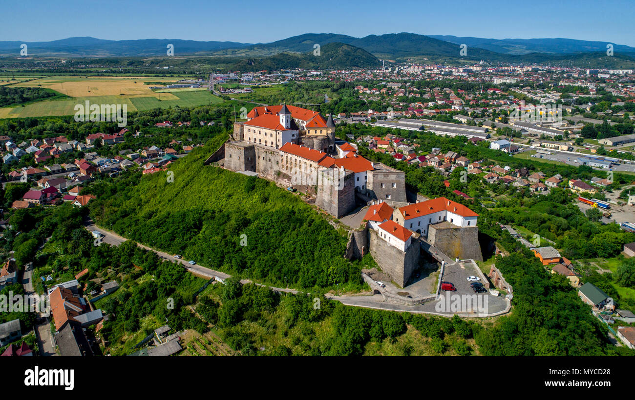 Schöne Panoramasicht Luftaufnahme zu Palanok Schloss in der Stadt Mukachevo. Stockfoto