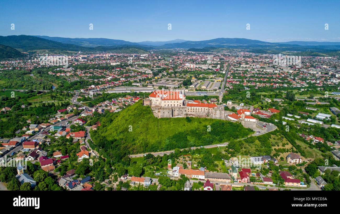 Schöne Panoramasicht Luftaufnahme zu Palanok Schloss in der Stadt Mukachevo. Stockfoto