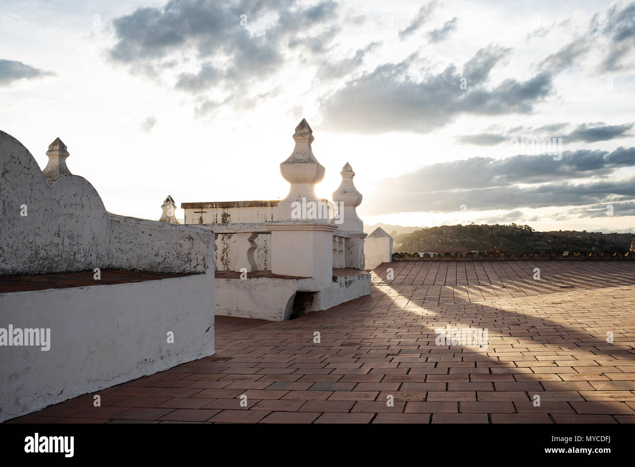 Sonnenuntergang über San Felipe Neri, einem neoklassizistischen Stil Kirche (ursprünglich ein Kloster) und die Ziegel auf dem Dach mit Marmorfußboden. Sucre, Bolivien Stockfoto