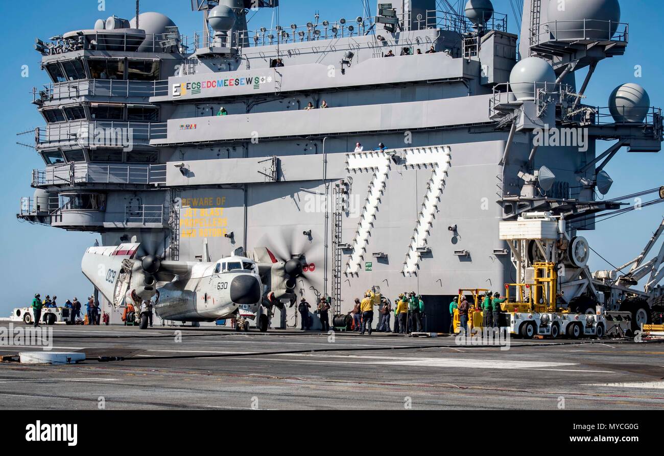 180604-N-SO 730-0217 ATLANTIK (4. Juni 2018) eine C-2A Greyhound, die Flotte Logistics Support Squadron (VRC) 40, bereitet sie das Flight Deck der Flugzeugträger USS George H.W. zu starten zugeordnet Bush (CVN 77). Das Schiff ist im Gange, die Durchführung von routinemäßigen Übungen Träger bereit zu halten. (U.S. Marine Foto von Mass Communication Specialist 3. Klasse Joe Boggio). Stockfoto