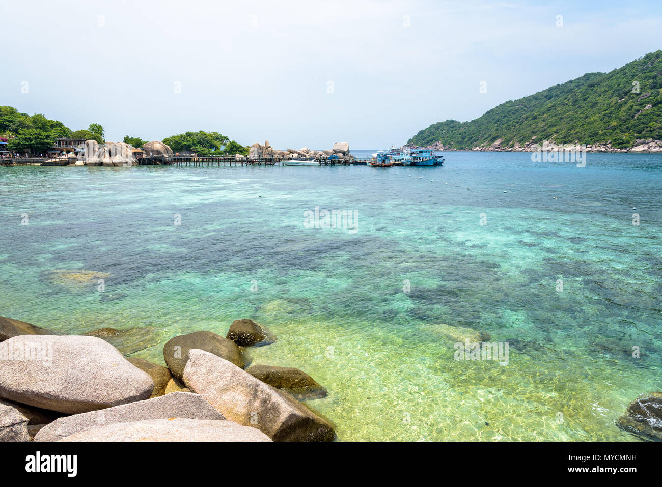 Wunderschöne natürliche Landschaft von klaren Meer Felsen und Korallen zu sehen, an der Anlegestelle für Bootsfahrten auf Koh Nang Yuan Island ist eine berühmte Touristenattraktion i Stockfoto