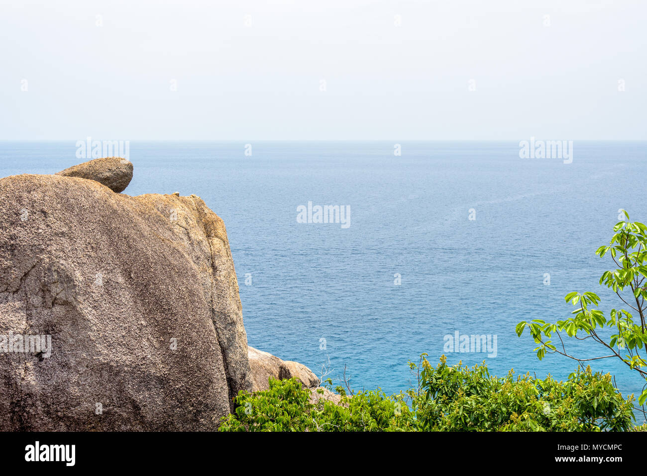 Hohe Betrachtungswinkel und schöne Natur Landschaft, blauen Meer und Stein auf Sicht auf Koh Nang Yuan Island für Hintergrund Stockfoto