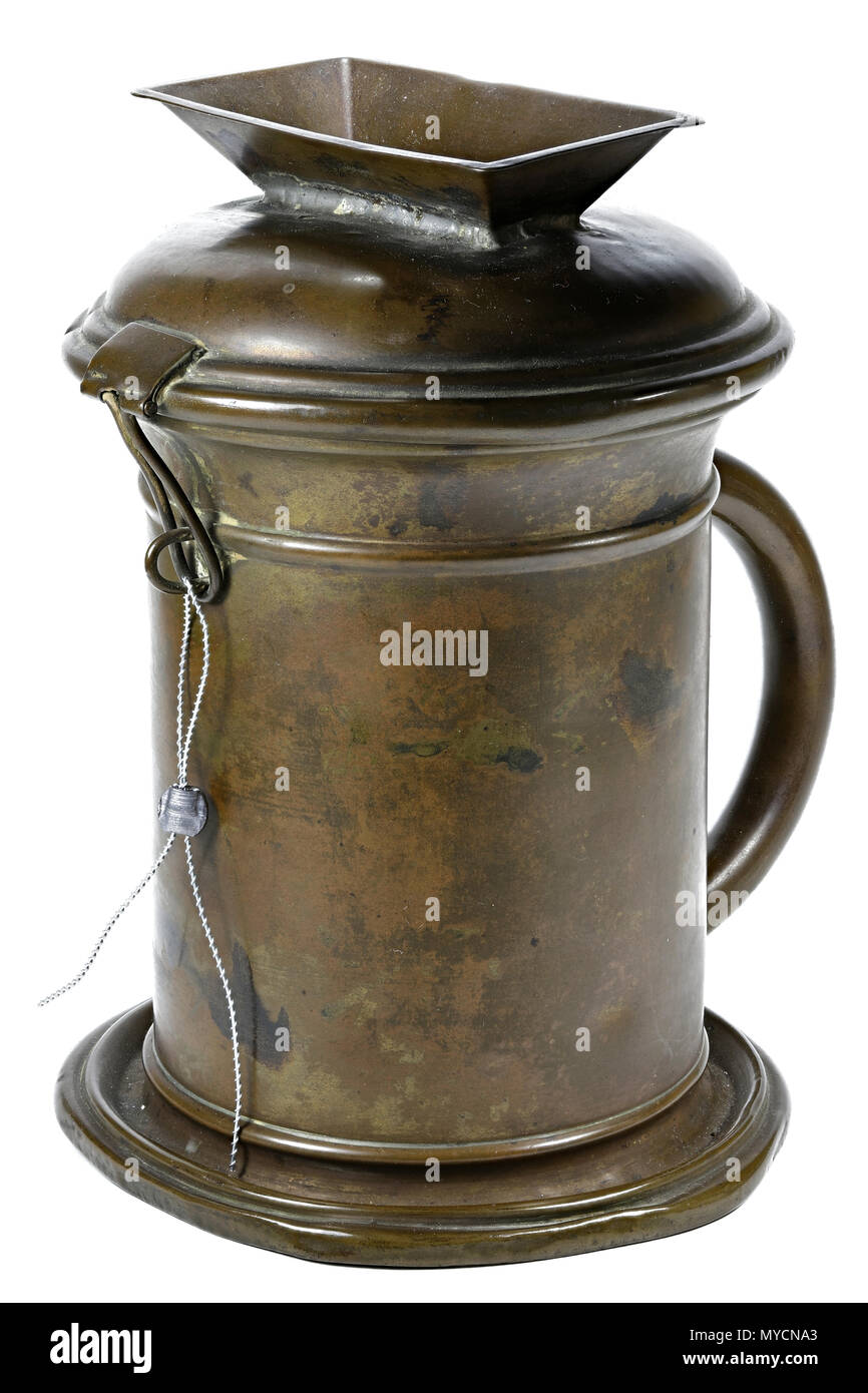 Alte Spende kann auf weißem Hintergrund Stockfoto