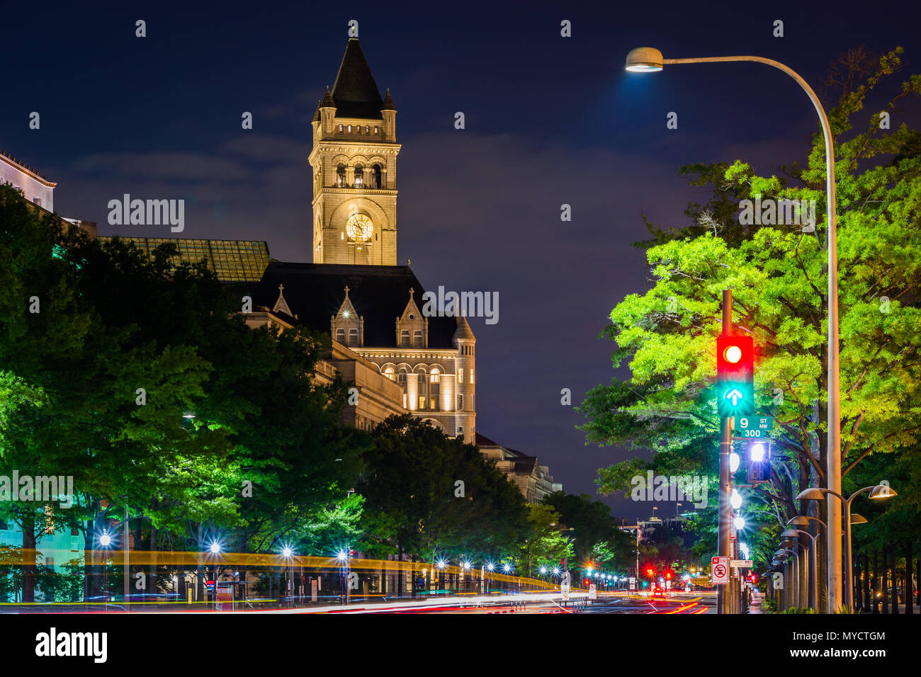Der Post Tower und der Pennsylvania Avenue bei Nacht, in Washington, DC Stockfoto