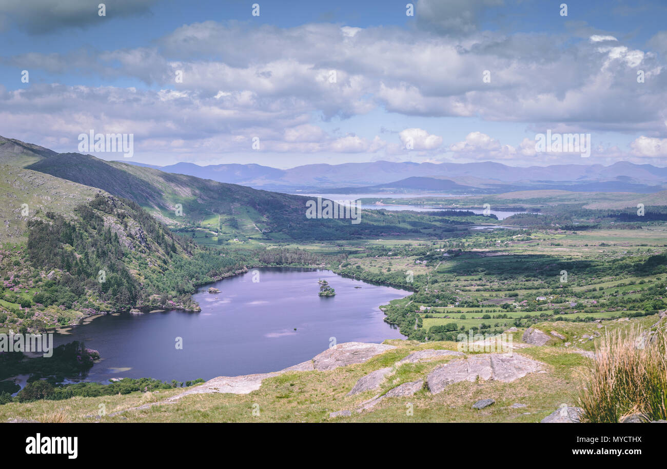 Glanmore Lake am Healy Pass, ein 12-km-Strecke im Wert von Haarnadelkurven windet sich durch das Grenzgebiet der Grafschaft Cork und die Grafschaft Kerry in Irland Stockfoto