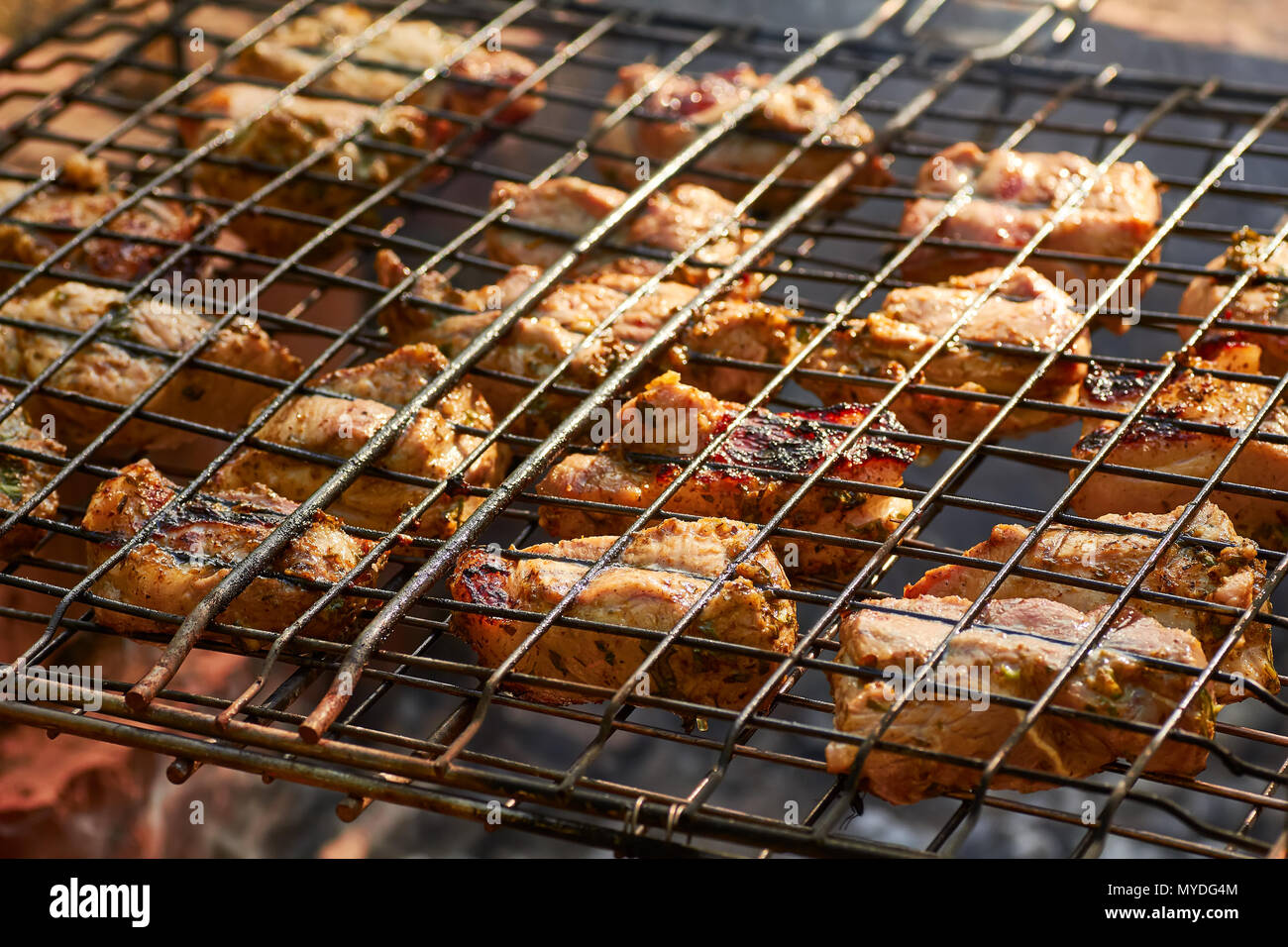 Köstliche Fleisch, gegrillt auf Holzkohle in Gitterrost Stockfoto