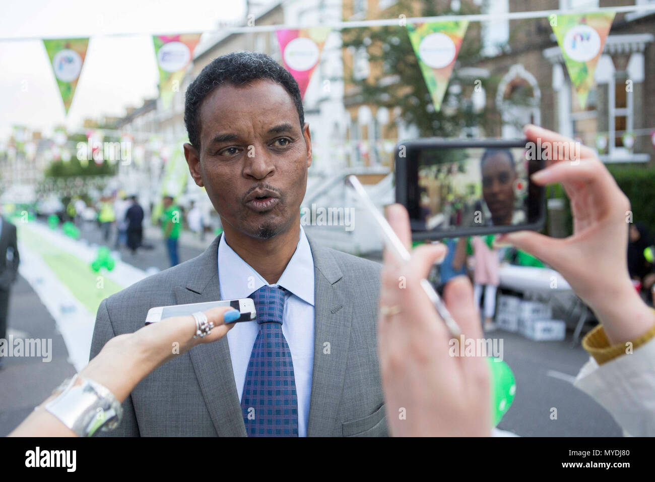 Bashir Ibrahim, dessen Bruder Abdirahman während der Finsbury Park Moschee terror Angriff verletzt wurde, posiert für ein Foto an diesem Abend außerhalb der Finsbury Park Moschee. Stockfoto