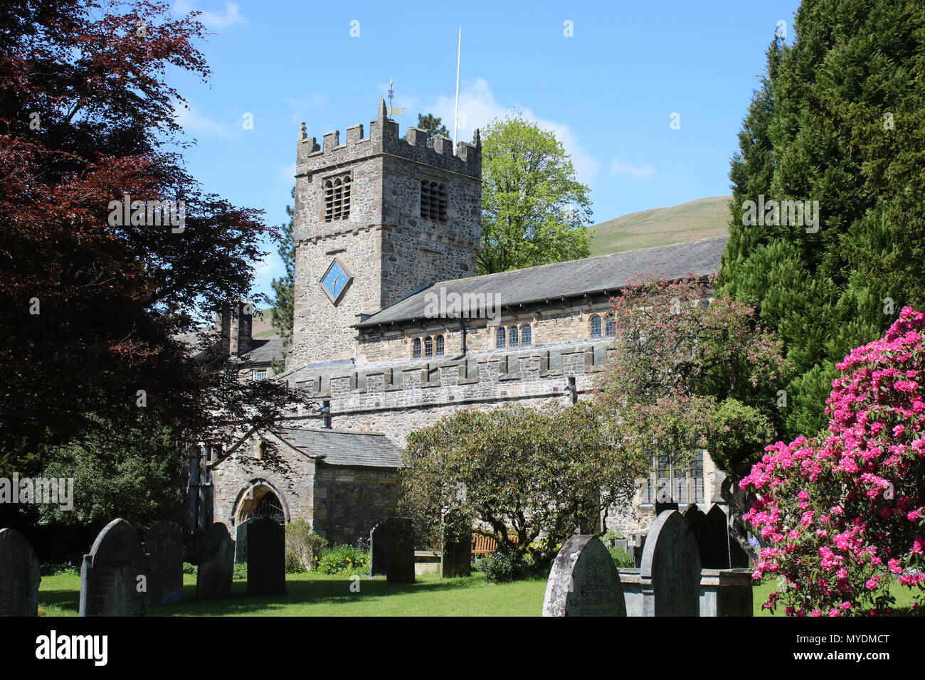 Außenansicht von St. Andrew's anglikanische Kirche in Sedbergh, Cumbria, England mit Grabsteine im Vordergrund. Stockfoto