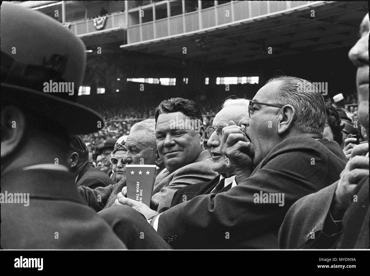 April 13, 1964 - Präsident Lyndon B. Johnson besucht die erste Baseball Spiel der Jahreszeit 1964 Stockfoto