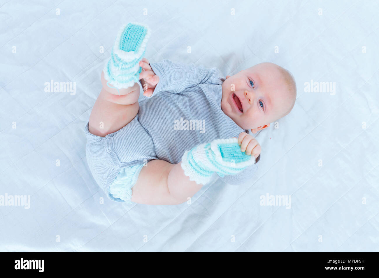 Baby Boy liegen auf der Rückseite. Stockfoto