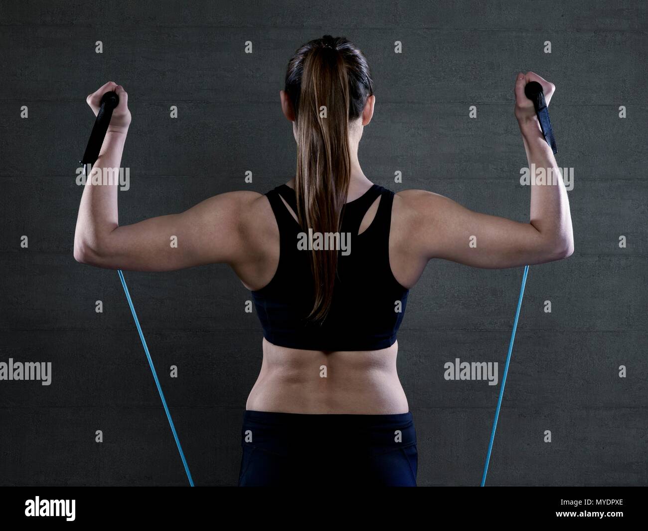 Junge Frau im Sport Top mit Widerstand Band, Portrait. Stockfoto