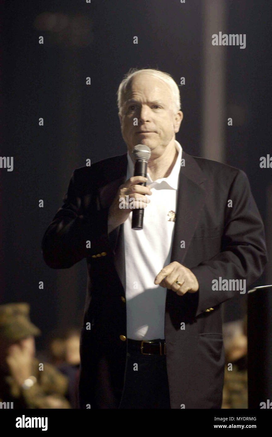 Senator John McCain, Republikaner, aus Arizona, spricht für die Bürgerinnen und Bürger von Yuma, während der 'Warrior Willkommen zu Hause Feier'an der Ray Kroc Baseball Stadium statt. Stockfoto