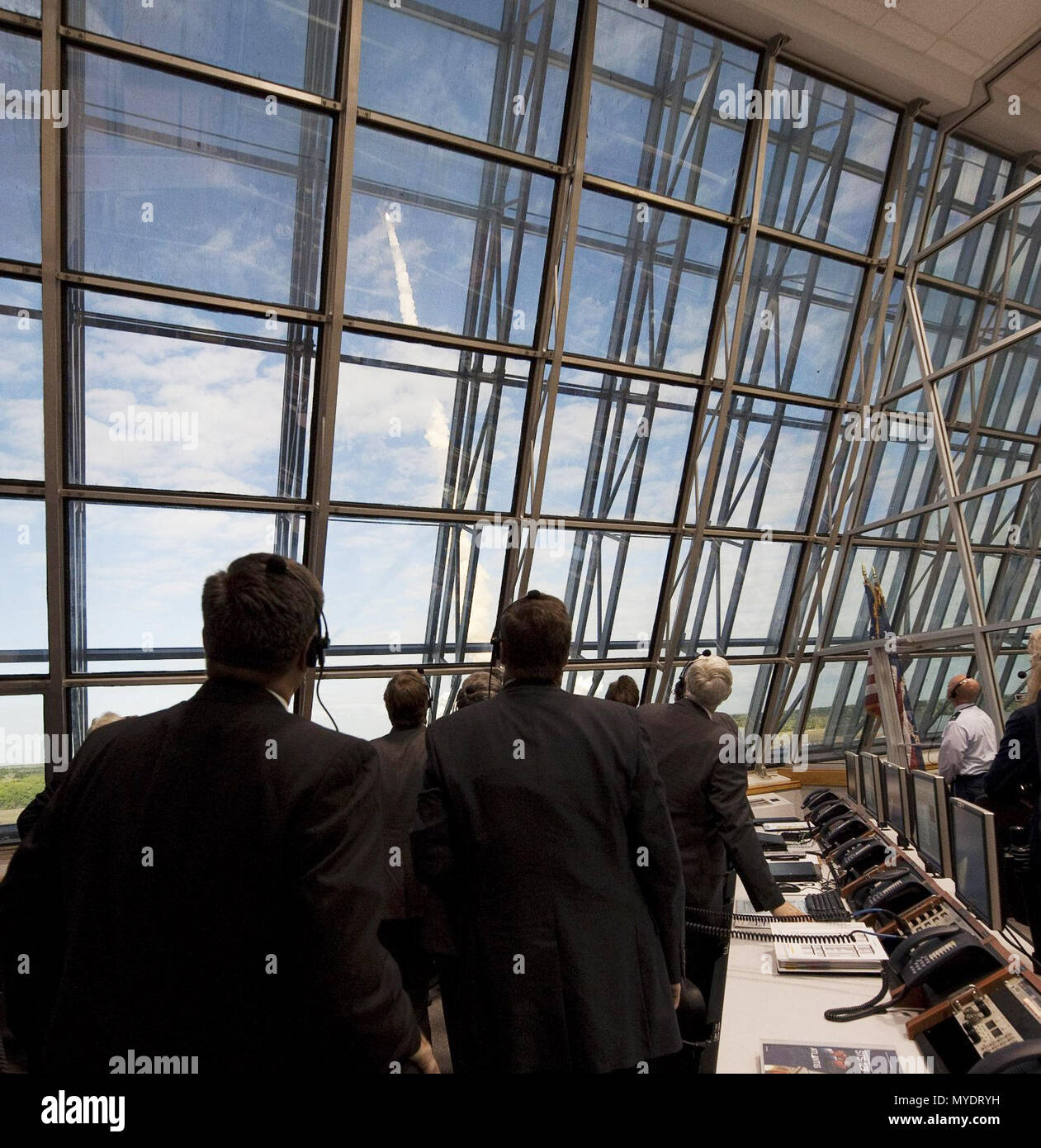 NASA-Mission Manager Überwachen der Start des Space Shuttle Atlantis von Feuern Zimmer Vier des NASA Kennedy Space Center, Montag, 16. November 2009. Stockfoto