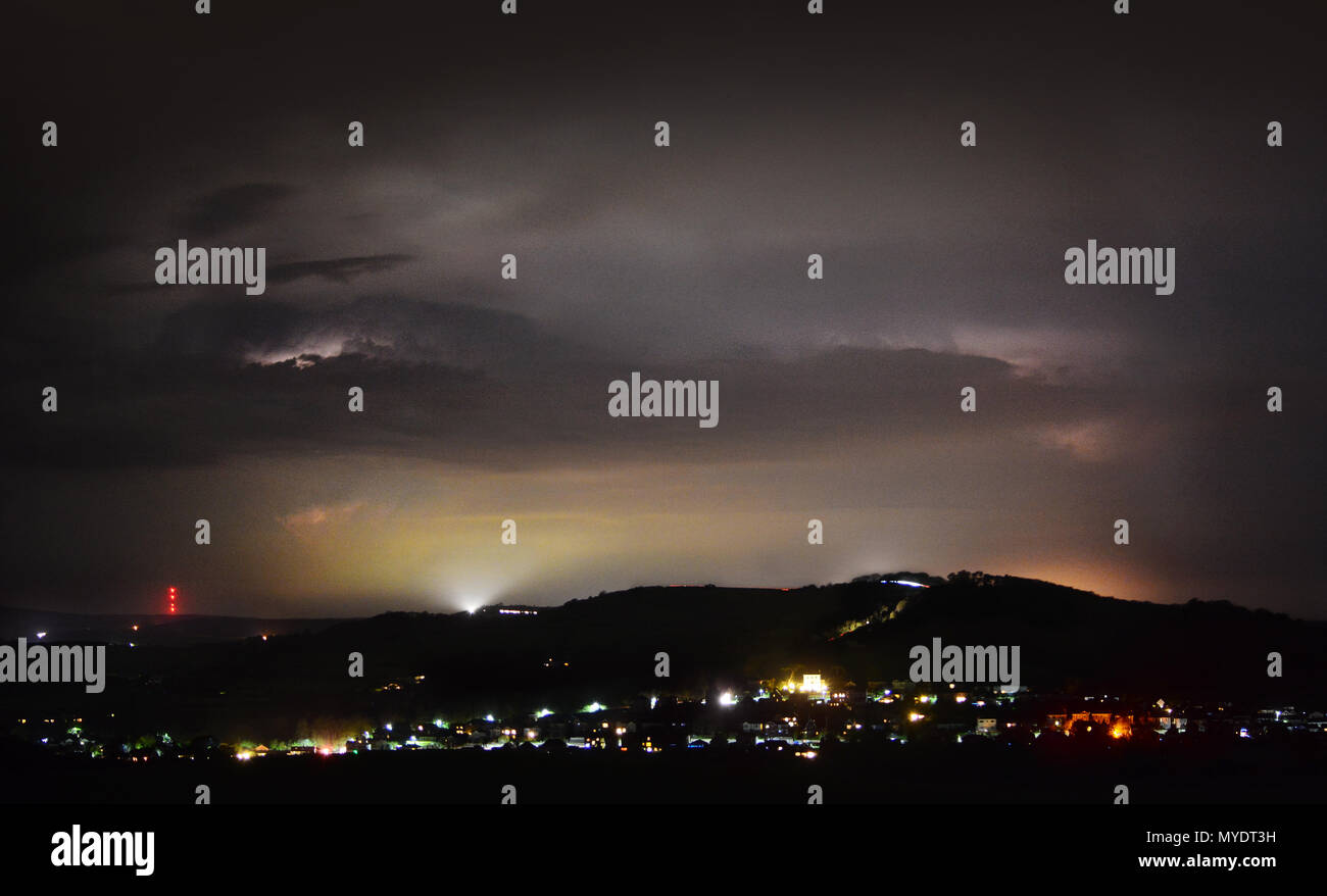 Entfernter Blitz erhellt den Himmel bei Brading Nummernauswahl auf der Isle of Wight, Großbritannien. Stockfoto