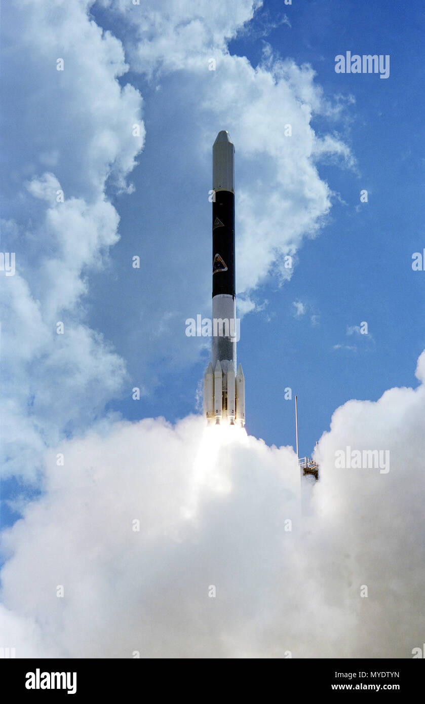 Eine Delta 144 Start Fahrzeug mit der NASA und der Europäischen Raumfahrtbehörde internationale Sonne-erde-Explorer (ISEE) 3 Sat-Aufzüge von der Startrampe. Stockfoto