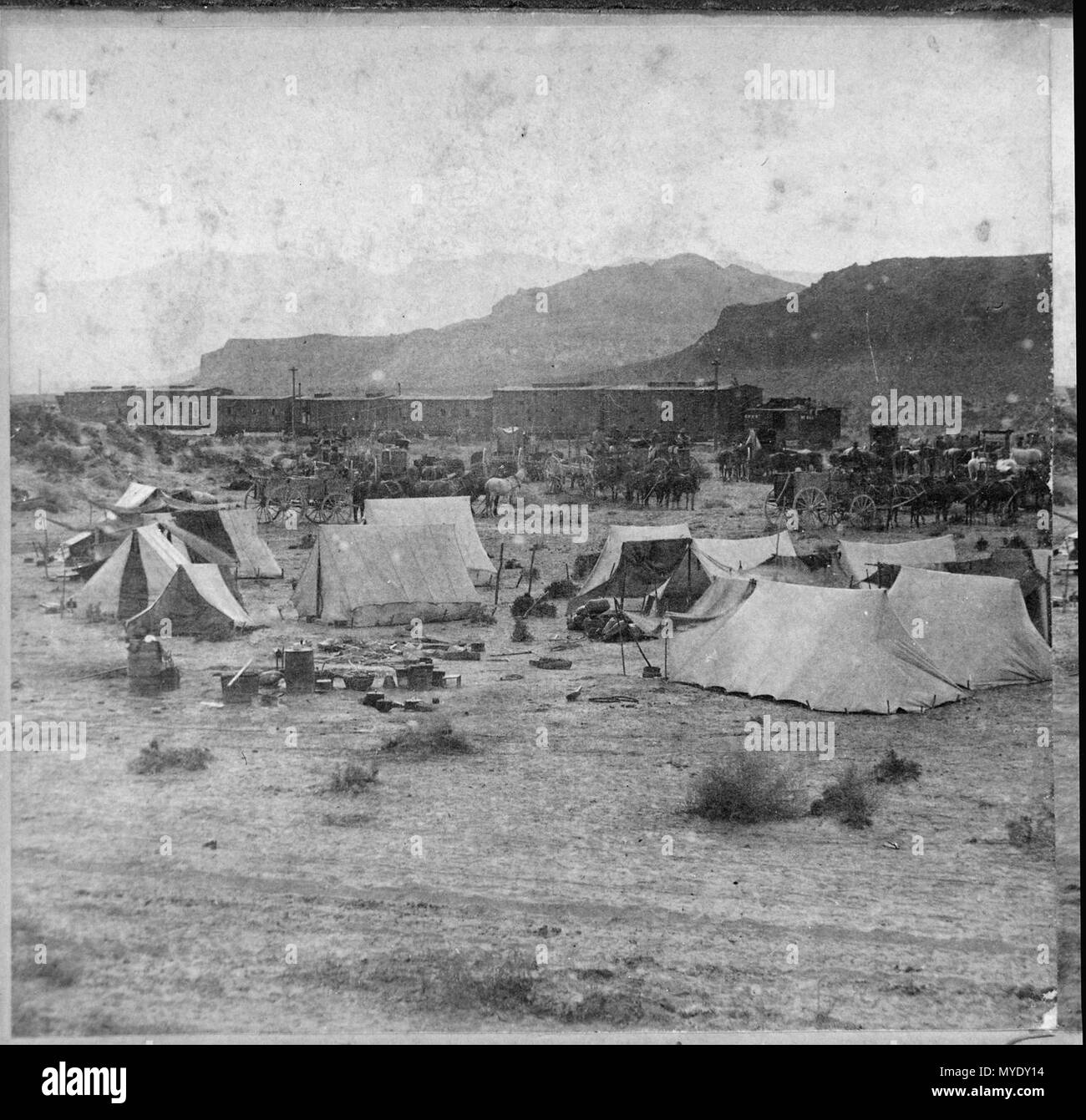 Ende der Spur. In der Nähe von Humboldt River Canyon, Nevada. Campingplatz und Zug der Central Pacific Railroad am Fuß der Mo- Stockfoto