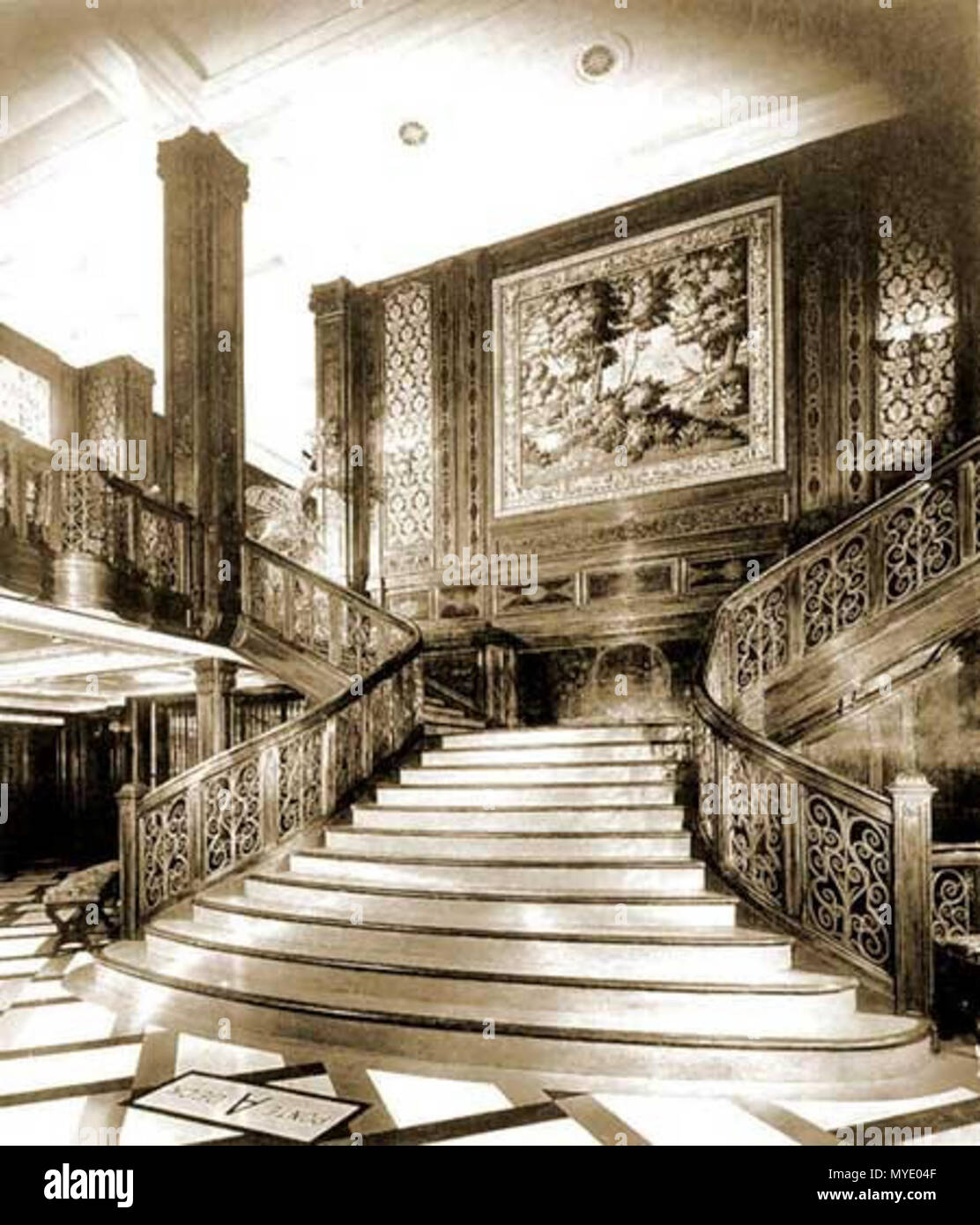 . Englisch: First Class Grand Staircase an Bord der SS Rex (1931). 5. November 2015. Unbekannt 180 First Class Grand Staircase an Bord der SS Rex (1931) Stockfoto