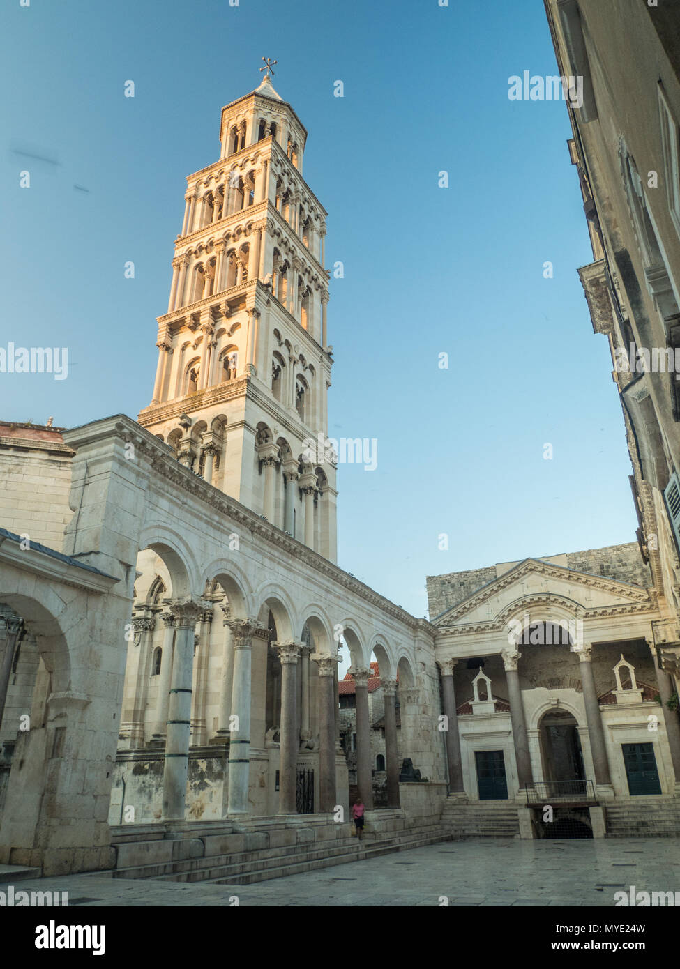 Peristil sqaure in Split, Kroatien, ehemalige Eingangshalle in Diokletianspalast. Einschließlich des Glockenturms der Kathedrale von Saint Domnius. Stockfoto