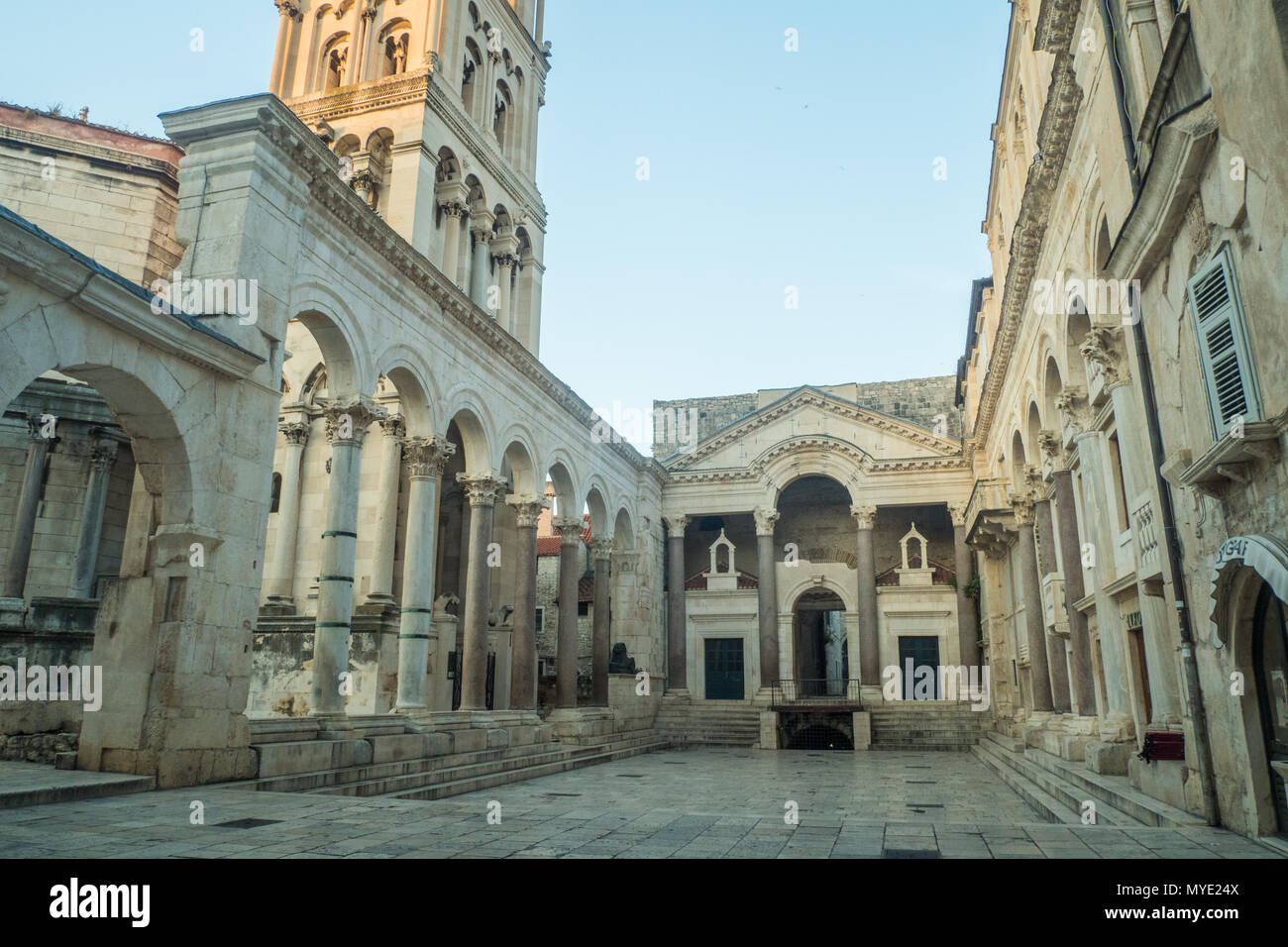 Peristil Platz in Split, Kroatien, die ehemalige Eingangshalle in der Diokletianspalast. Einschließlich der Glockenturm der Kathedrale des Heiligen Domnius Stockfoto