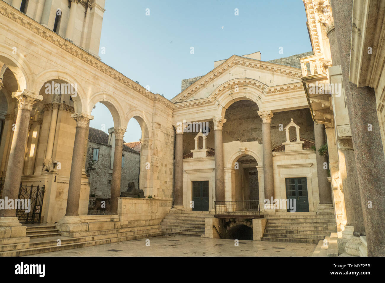 Peristil Platz in Split, Kroatien, die ehemalige Eingangshalle in der Diokletianspalast. Unterseite der Glockenturm der Kathedrale des Heiligen Domnius (links) Stockfoto
