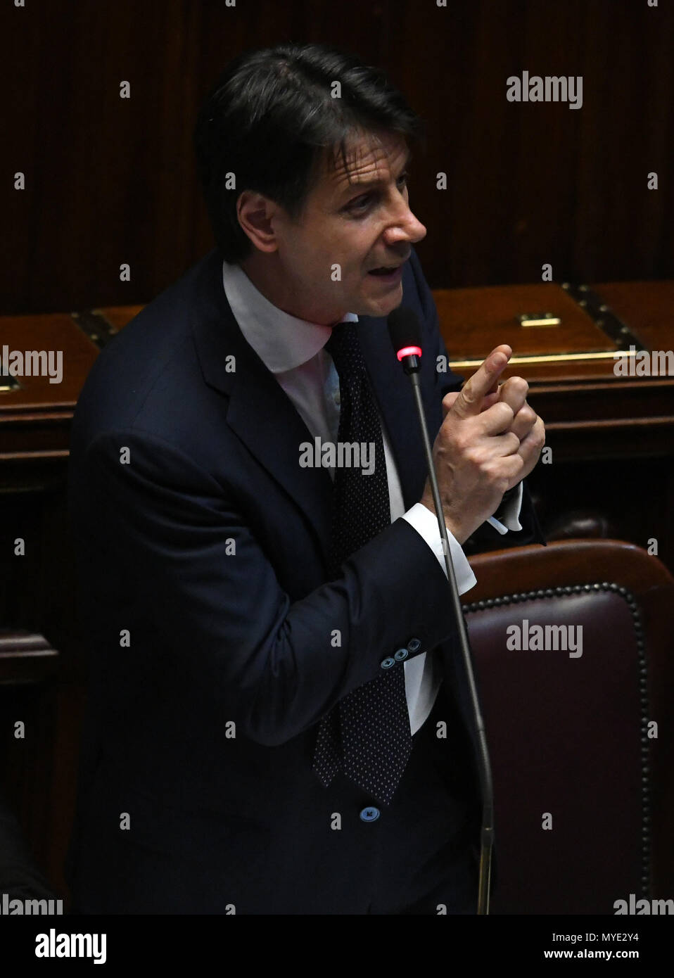 Rom, Italien. 6. Juni, 2018. Der italienische Ministerpräsident Giuseppe Conte Adressen das Unterhaus des italienischen Parlaments in Rom, Italien, am 6. Juni 2018. Die neue italienische Regierung löschte seinen zweiten administrative Hürde am Mittwoch und gewann ein Misstrauensvotum in das Unterhaus des italienischen Parlaments. Credit: Alberto Lingria/Xinhua/Alamy leben Nachrichten Stockfoto