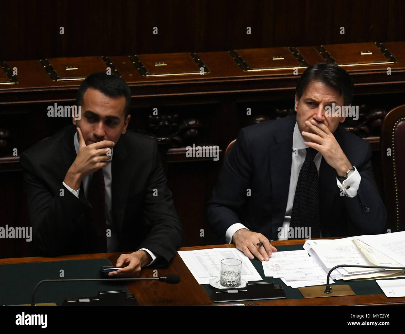 Rom, Italien. 6. Juni, 2018. Der italienische Ministerpräsident Giuseppe Conte (R) und der wirtschaftlichen Entwicklung und der Arbeitsminister, Luigi Di Maio sind in das Unterhaus des italienischen Parlaments in Rom, Italien zu sehen, am 6. Juni 2018. Die neue italienische Regierung löschte seinen zweiten administrative Hürde am Mittwoch und gewann ein Misstrauensvotum in das Unterhaus des italienischen Parlaments. Credit: Alberto Lingria/Xinhua/Alamy leben Nachrichten Stockfoto