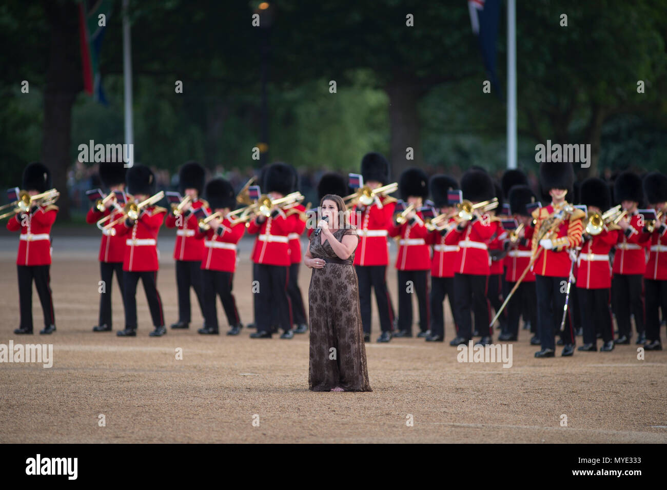 Horse Guards, London, UK. 6. Juni 2018. Sam Bailey, der Gewinner der X-Faktor in der VIP-Gäste und die angesammelten Bands der Haushalt Abteilung auf Horse Guards Parade in die jährliche Feier, dass der Haushalt Abteilung schlägt Retreat in Anwesenheit von Minister für die Streitkräfte, Mark Lancaster MP wer nimmt die Salute. Credit: Malcolm Park Redaktion/Alamy leben Nachrichten Stockfoto