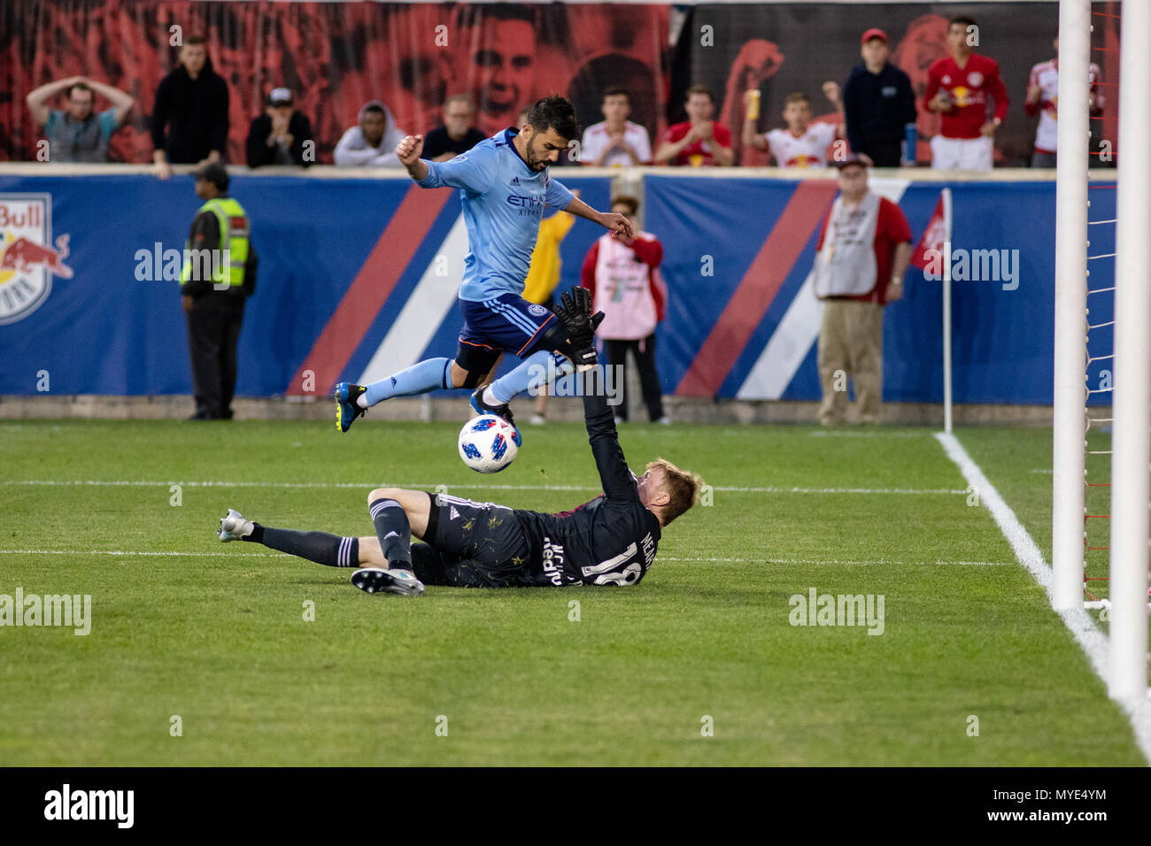 Harrison, NJ, USA. 6. Juni 2018. David Villa (7) springt über torwart Ryan Meara (18) als er in Richtung Ziel geht, aber kann mich nicht mehr an seinen Fuß wieder auf den Ball, und ist aus der Zeile gelöscht. Stockfoto