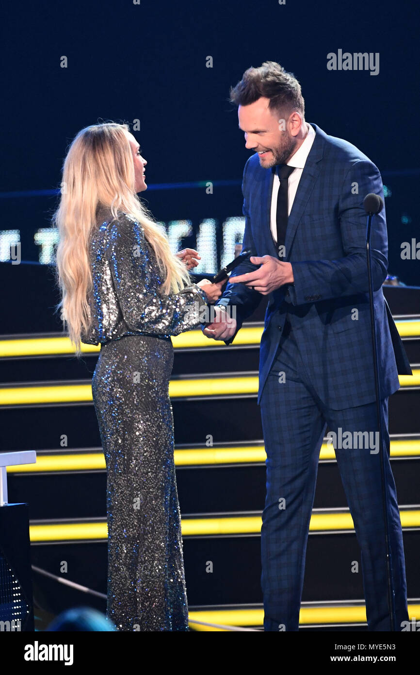 Nashville, TN, USA. 6. Juni, 2018. 06 Juni 2018 - Nashville, Tennessee - Carrie Underwood, Joel McHale. 2018 CMT Music Awards statt bei Bridgestone Arena. Foto: Laura Farr/AdMedia Credit: Laura Farr/AdMedia/ZUMA Draht/Alamy leben Nachrichten Stockfoto