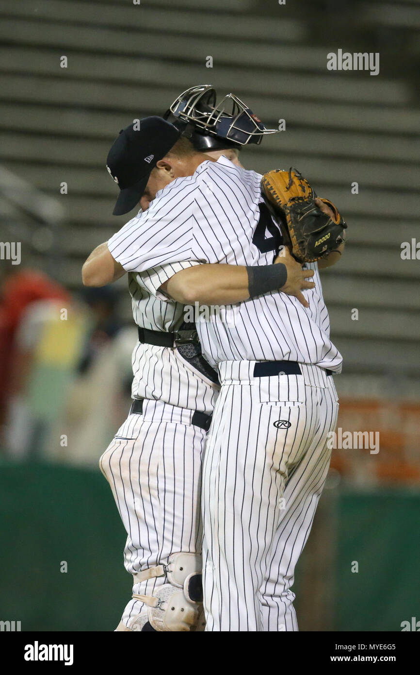 London, Ontario, Kanada. 6. Juni, 2018. Mit einem Schwingen der Fledermaus Cleveland brownlee (35) könnte die alle Zeit home run Rekord für die London Majoren mit 68 regulären Saison homeruns binden. Heute Cleveland schlug die Kugel tief an den Zaun, aber es sprang über die Mauer für eine Grundregel verdoppeln. Die Londoner Majoren schlagen die Hamilton Kardinäle 6-1 zu Labatt Park und ihre Siegesserie auf 6 Spiele ausbauen. Dylan Brooks (41) und Michael Ambrose (32) feiern über Hamilton Lukas Durda/Alamy Live news Win Stockfoto