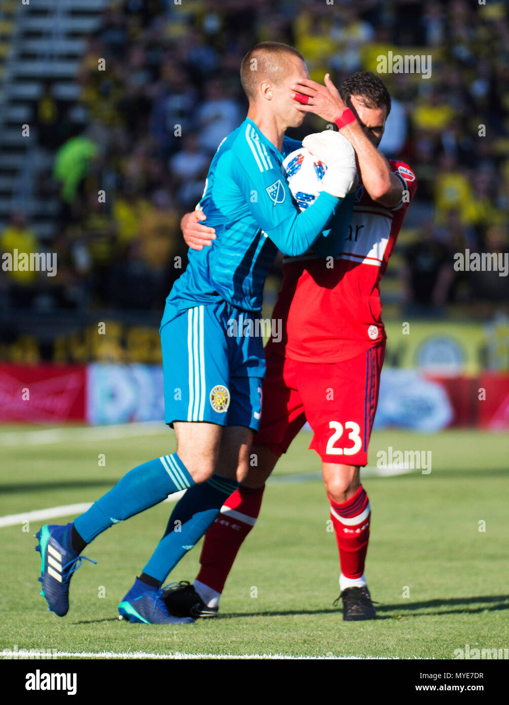 Columbus, Ohio, USA. Juni 6, 2018: Chicago Fire forward Nemanja Nikolic (23) und Columbus Crew SC Torwart Logan Ketterer (30) während ihres Gleichen in Columbus, OH, USA. Brent Clark/Alamy leben Nachrichten Stockfoto