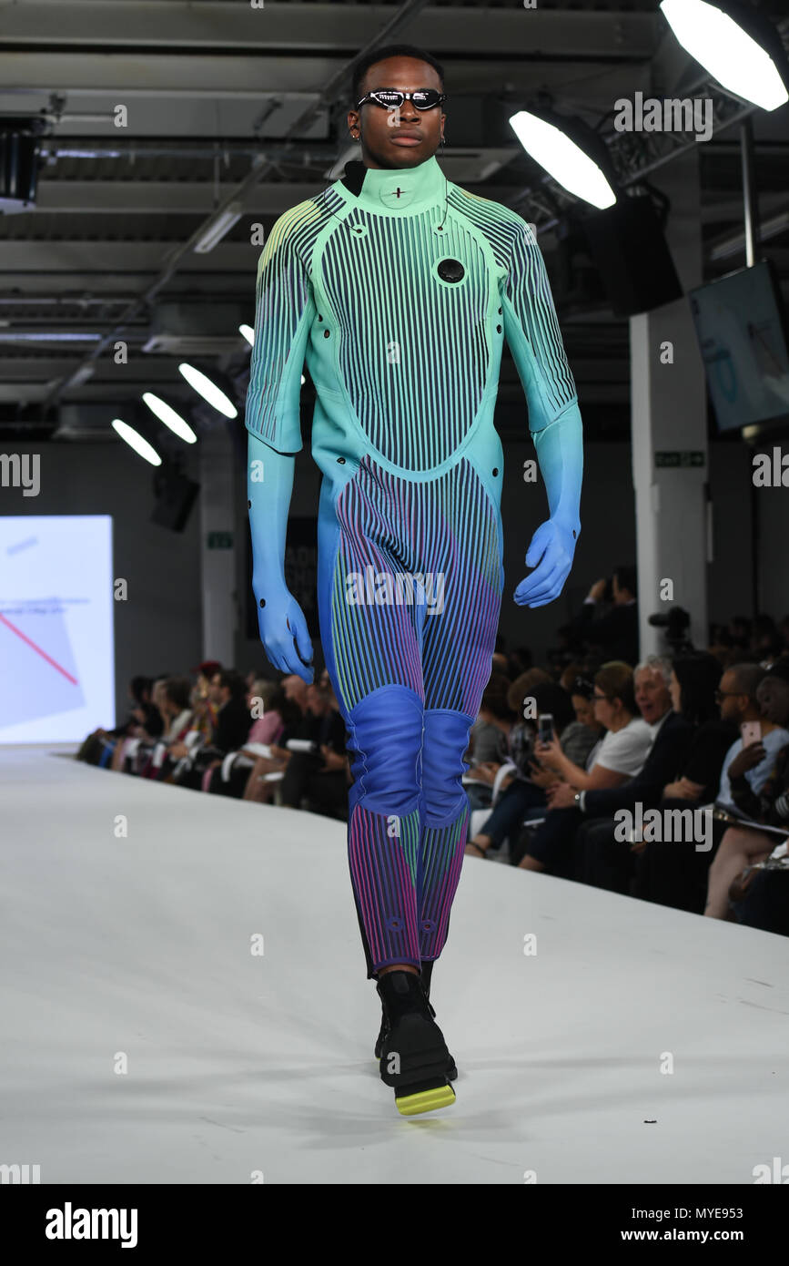 London, Großbritannien. 6. Juni, 2018. Designer Martha Kazmierczak am Besten von Graduate Fashion Week präsentiert an der Graduate Fashion Week 2018, 6. Juni 2018 an der Truman Brewery, London, UK. Credit: Siehe Li/Alamy leben Nachrichten Stockfoto