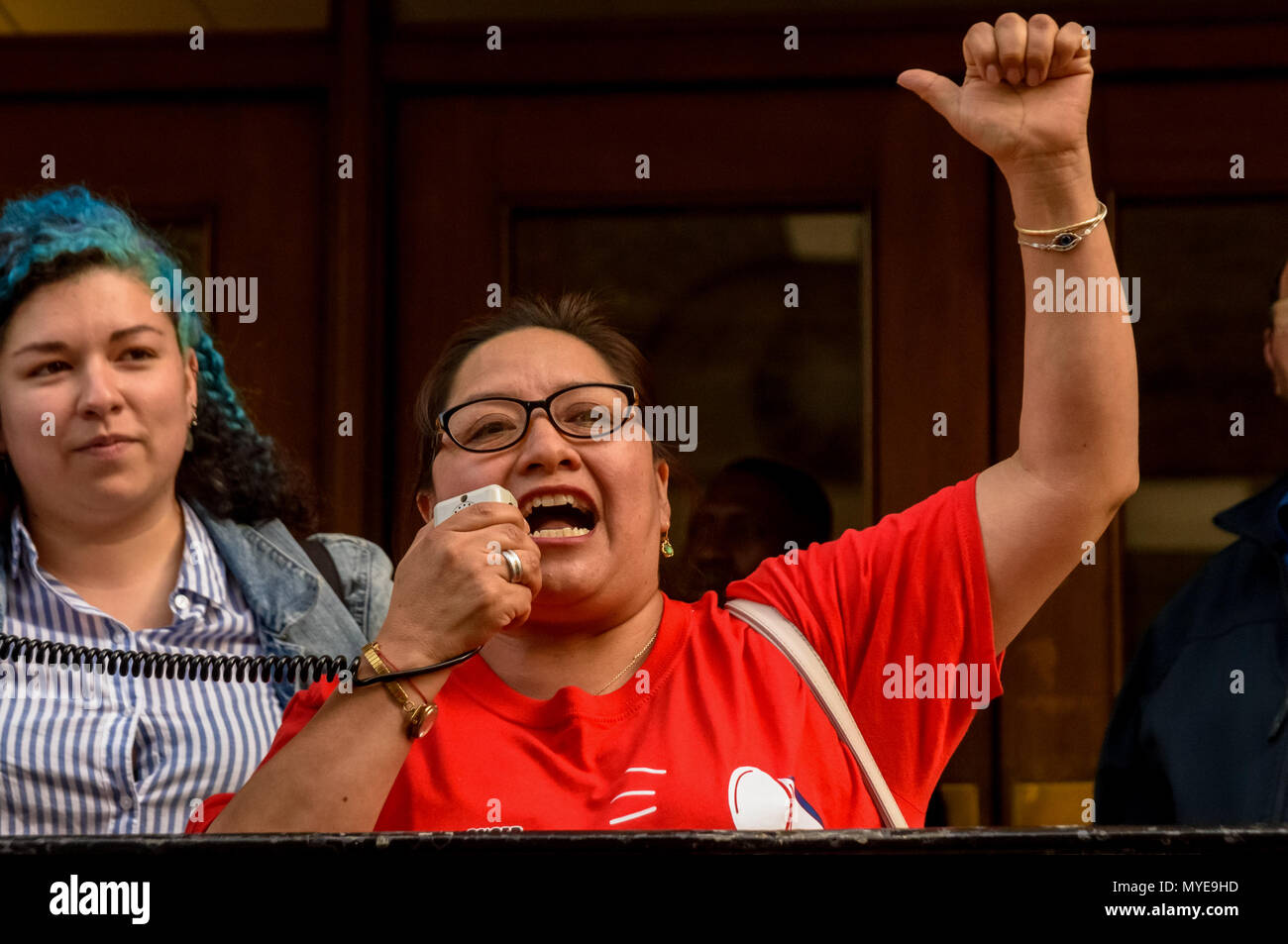 Juni 6, 2018, London, UK. 6. Mai 2018. Susana aus den Vereinigten Stimmen der Welt spricht auf die Schritte der Stewart Haus an der Universität von London, wo Reiniger, Torhüter, Security Officers, Empfangsdamen, Gärtner, Poststelle Personal und audiovisuellen Mitarbeiter streiken heute und Unterstützer gibt es für eine lebendige Rallye. Die Unabhängige Gewerkschaft in Großbritannien ist die größte Gewerkschaft in der Universität London Central Administration Gebäude, sondern seine Mitglieder Es gibt eine Reihe von Outsourcing Unternehmen beschäftigt, arbeiten mit schlechter Pension, Urlaub, Lohnfortzahlung bei Krankheit, Mutterschaft und Vaterschaft Stockfoto