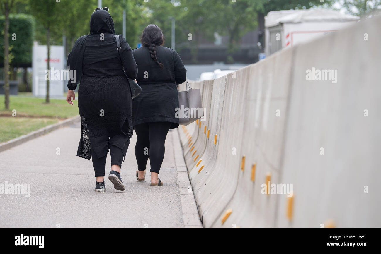 07. Juni 2018 g, Stuttgart, Deutschland: zu Fuß zu den Frauen Vergangenheit ein konkretes Hindernis für das Wahllokal des türkischen Parlaments- und Presedential Wahlen. Die Barriere ist speziell gebaut für die Wahlen vor dem Gebäude. In der Türkei bis Ende des Monats die Parlaments- und Präsidentschaftswahlen stattfinden wird. 1,4 Millionen Türken in Deutschland können Abstimmung starten am 7. Juni 2018 und bis 19. Juni 2018. Foto: Sebastian Gollnow/dpa Stockfoto