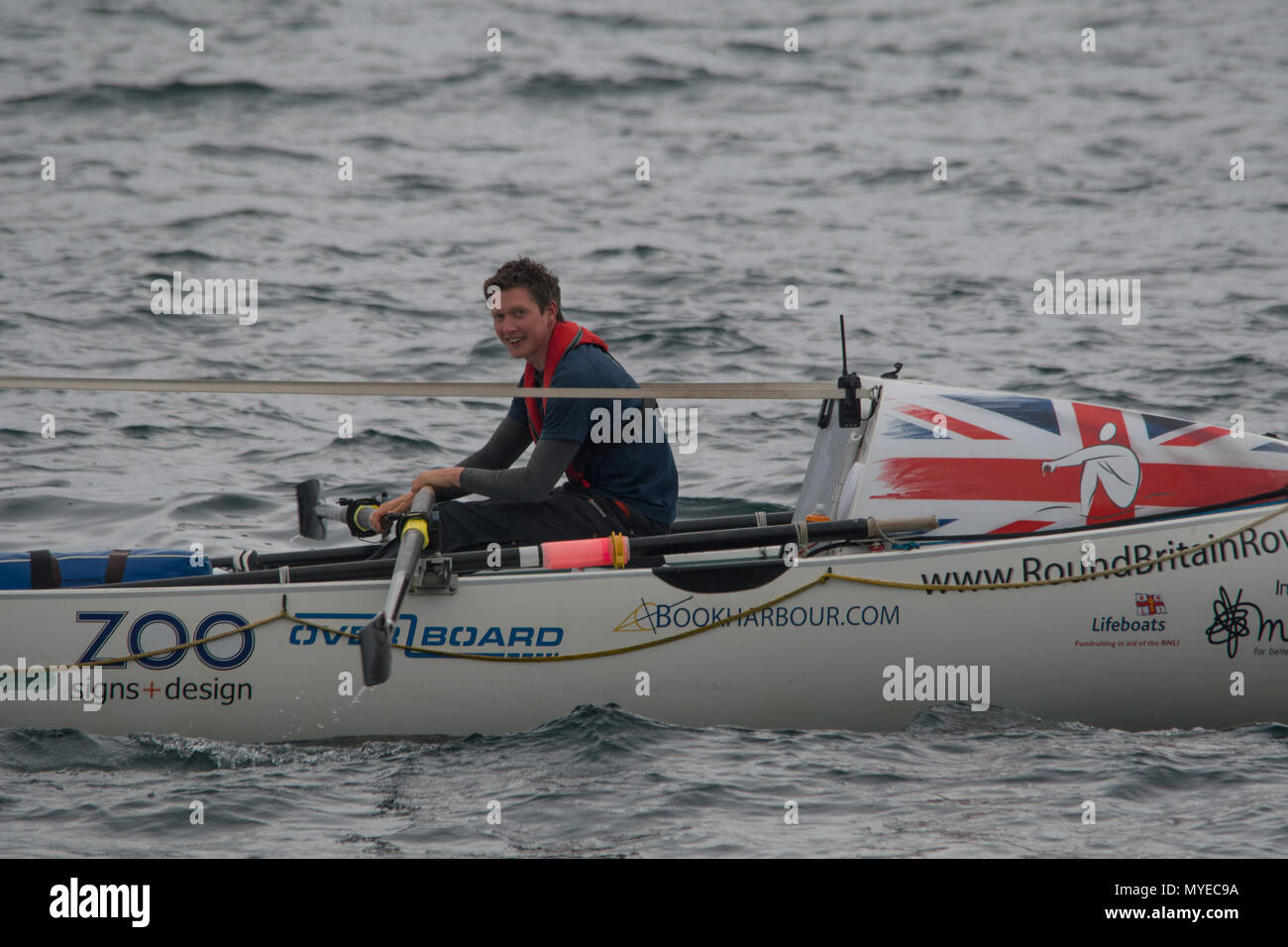 Fowey, Cornwall, UK. 7. Juni 2018. UK Wetter. Ruhige See und wenig Wind für die Runde der UK Charity rower. Letzte Jahre wurde versucht, durch Sturm Ophelia nach 82 Tagen auf See vereitelt. Heute Andy Hodgson wiegt bei Mousehole Anker zu seinen nächsten Halt, das Land weiter zu Ende. So weit es ihn 25 Tage genommen hat, von London nach Fowey, letztes Jahr dauerte es 56 Stunden in den 7 m Boot der "Geist von Ahab'. Foto: Simon Maycock/Alamy leben Nachrichten Stockfoto