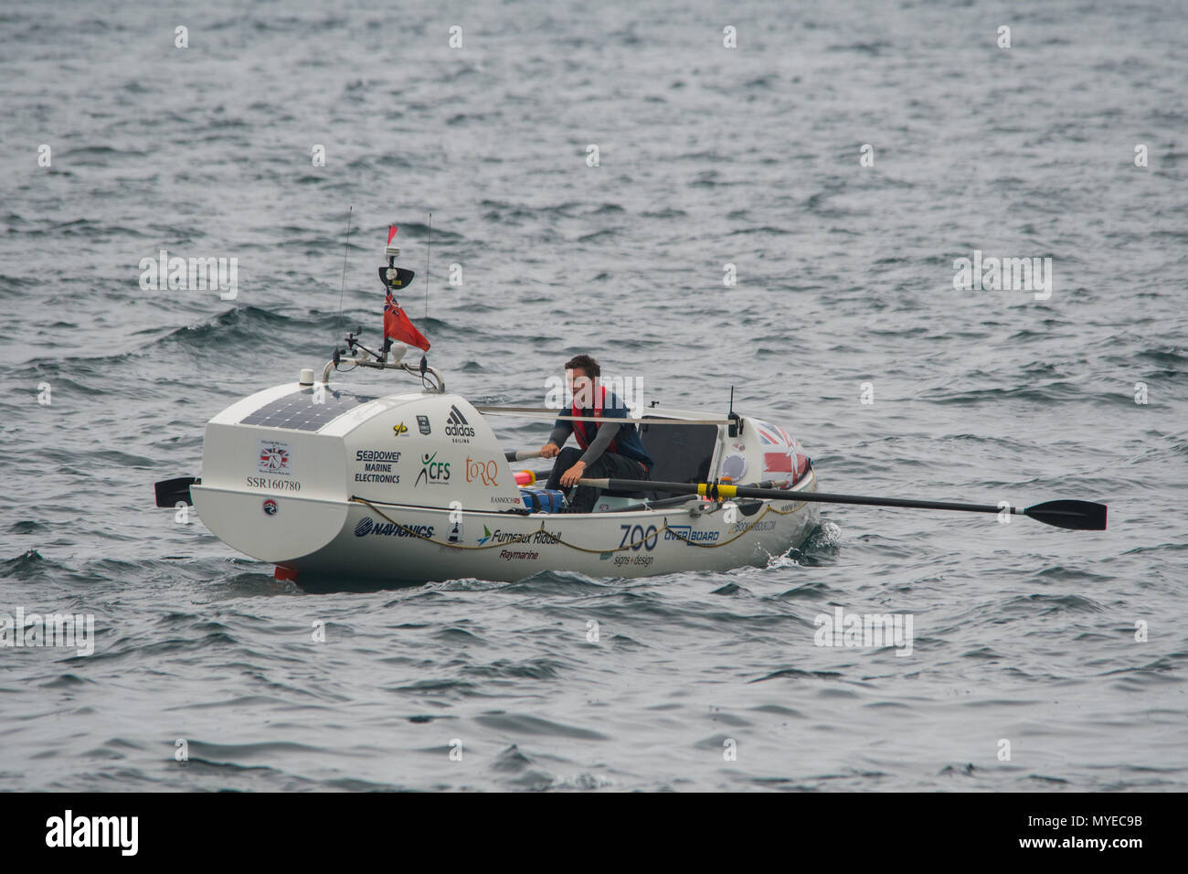 Fowey, Cornwall, UK. 7. Juni 2018. UK Wetter. Ruhige See und wenig Wind für die Runde der UK Charity rower. Letzte Jahre wurde versucht, durch Sturm Ophelia nach 82 Tagen auf See vereitelt. Heute Andy Hodgson wiegt bei Mousehole Anker zu seinen nächsten Halt, das Land weiter zu Ende. So weit es ihn 25 Tage genommen hat, von London nach Fowey, letztes Jahr dauerte es 56 Stunden in den 7 m Boot der "Geist von Ahab'. Foto: Simon Maycock/Alamy leben Nachrichten Stockfoto