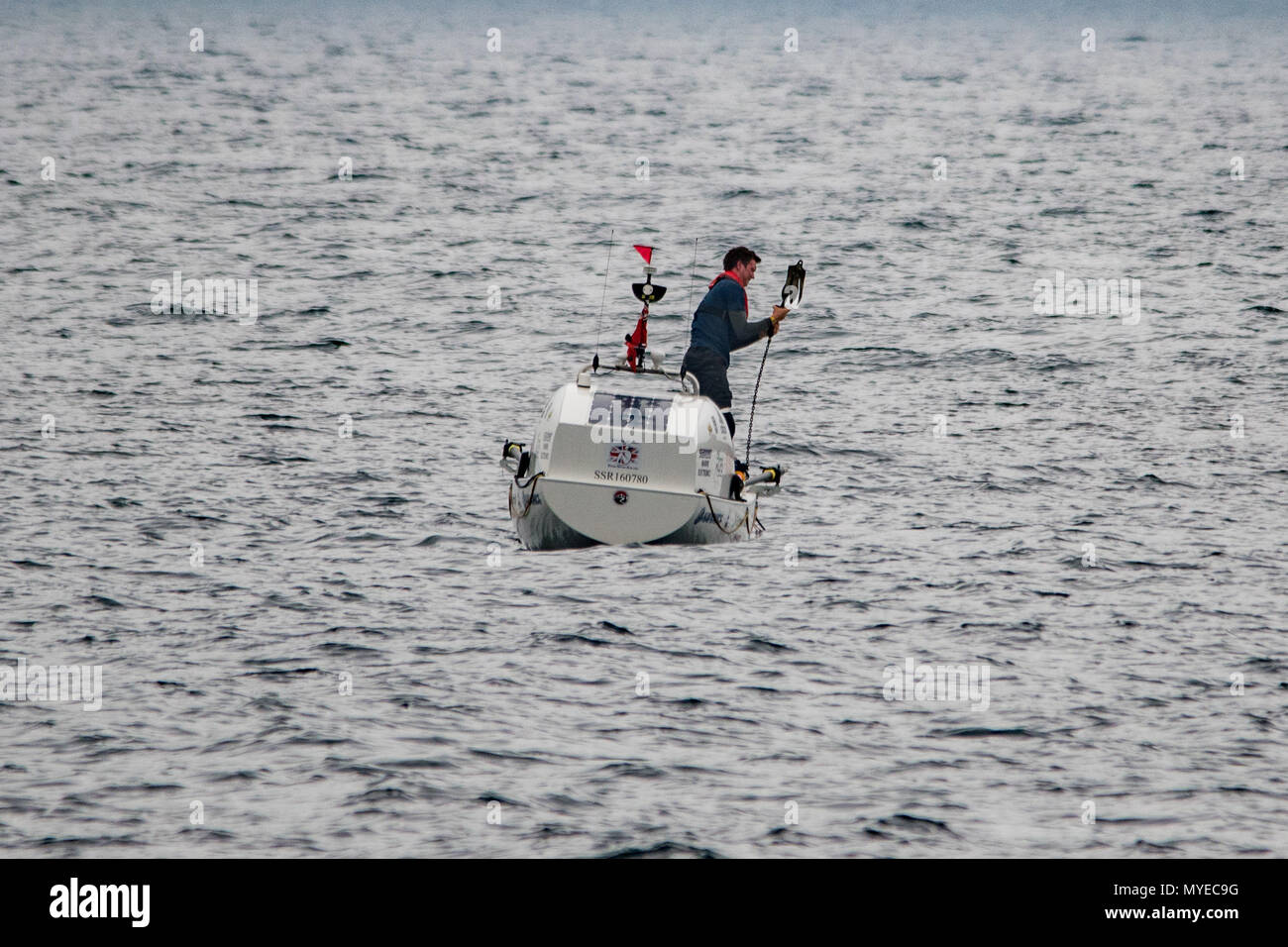 Fowey, Cornwall, UK. 7. Juni 2018. UK Wetter. Ruhige See und wenig Wind für die Runde der UK Charity rower. Letzte Jahre wurde versucht, durch Sturm Ophelia nach 82 Tagen auf See vereitelt. Heute Andy Hodgson wiegt bei Mousehole Anker zu seinen nächsten Halt, das Land weiter zu Ende. So weit es ihn 25 Tage genommen hat, von London nach Fowey, letztes Jahr dauerte es 56 Stunden in den 7 m Boot der "Geist von Ahab'. Foto: Simon Maycock/Alamy leben Nachrichten Stockfoto