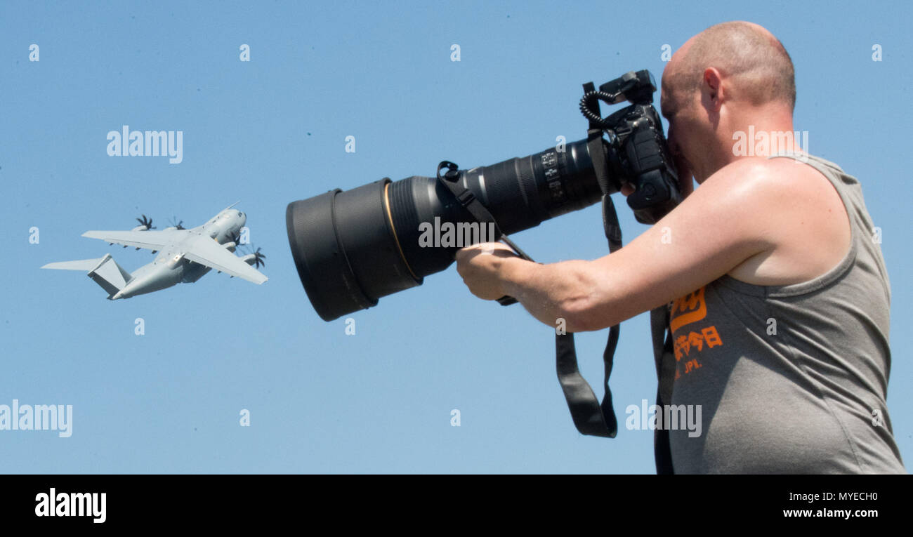 07 Juni 2018, Deutschland, Wunstorf: planespotter Bernd Selbmann nimmt ein Bild als Luftwaffe Airbus A400M Vergangenheit während der Deutschen Bundeswehr potterday" in Wunstorf Airbase in der Nähe von Hannover fliegt. Bei Spotterday, 300 Fotografen waren in der Lage, Bilder der Bundeswehr Flugzeuge in Maßnahmen zu ergreifen. Foto: Julian Stratenschulte/dpa Stockfoto