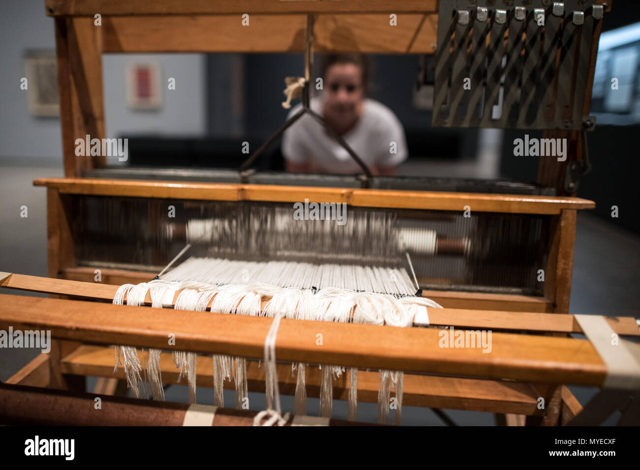 07 Juni 2018, Düsseldorf, Deutschland: ein Arbeiter der Kunstsammlung NRW an der hängenden Zimmer Teile von Anni Albers aus dem Jahr 1949. Das Museum zeigt ab 6. Juni 2018 bis 9. Juni 2018 im Bauhaus Jahr, eine Retrospektive der Künstlerin und Designerin Anni Albers. Sie hat in die USA ausgewandert 1933 nach der Machtergreifung der Nationalsozialisten mit ihrem Ehemann nahm der Künstler Josef Albers, und etablierte das Handwerk des Webens als Kunstform. Foto: Federico Gambarini/dpa Stockfoto