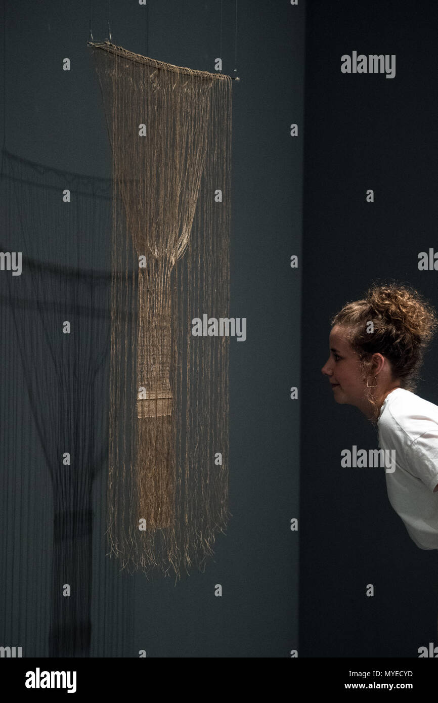 07 Juni 2018, Düsseldorf, Deutschland: ein Arbeiter der Kunstsammlung NRW an der hängenden Zimmer Teile von Anni Albers aus dem Jahr 1949. Das Museum zeigt ab 6. Juni 2018 bis 9. Juni 2018 im Bauhaus Jahr, eine Retrospektive der Künstlerin und Designerin Anni Albers. Sie hat in die USA ausgewandert 1933 nach der Machtergreifung der Nationalsozialisten mit ihrem Ehemann nahm der Künstler Josef Albers, und etablierte das Handwerk des Webens als Kunstform. Foto: Federico Gambarini/dpa Stockfoto