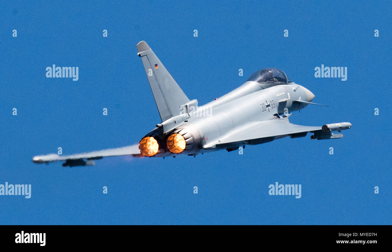 07 Juni 2018, Deutschland, Wunstorf: eine Luftwaffe Eurofighter über Wunstorf Airbase in der Nähe von Hannover während der Deutschen Bundeswehr potterday" fliegen. Bei Spotterday, 300 Fotografen waren in der Lage, Bilder der Bundeswehr Flugzeuge in Maßnahmen zu ergreifen. Foto: Julian Stratenschulte/dpa Stockfoto