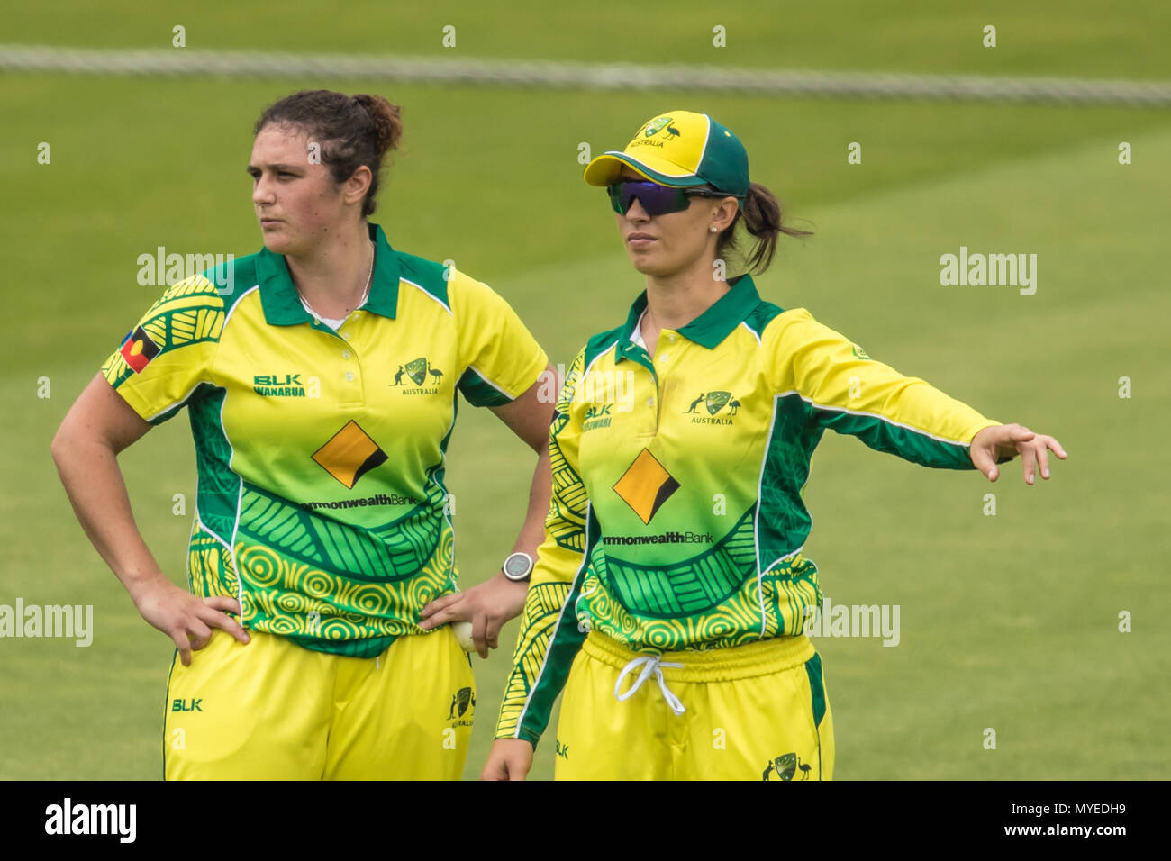 London, Großbritannien. 7. Juni, 2018. Jemma Astley bespricht Bereich Praktika mit Kapitän Asche Gardner Bowling für die Aborigines XI gegen Surrey Frauen am Oval. Das Spiel war Teil der Feier von 150 Jahren seit der ersten Eingeborenen Cricket Tour nach England. Dies ist die erste Aboriginal Tour der Frauen nach England. David Rowe/Alamy leben Nachrichten Stockfoto